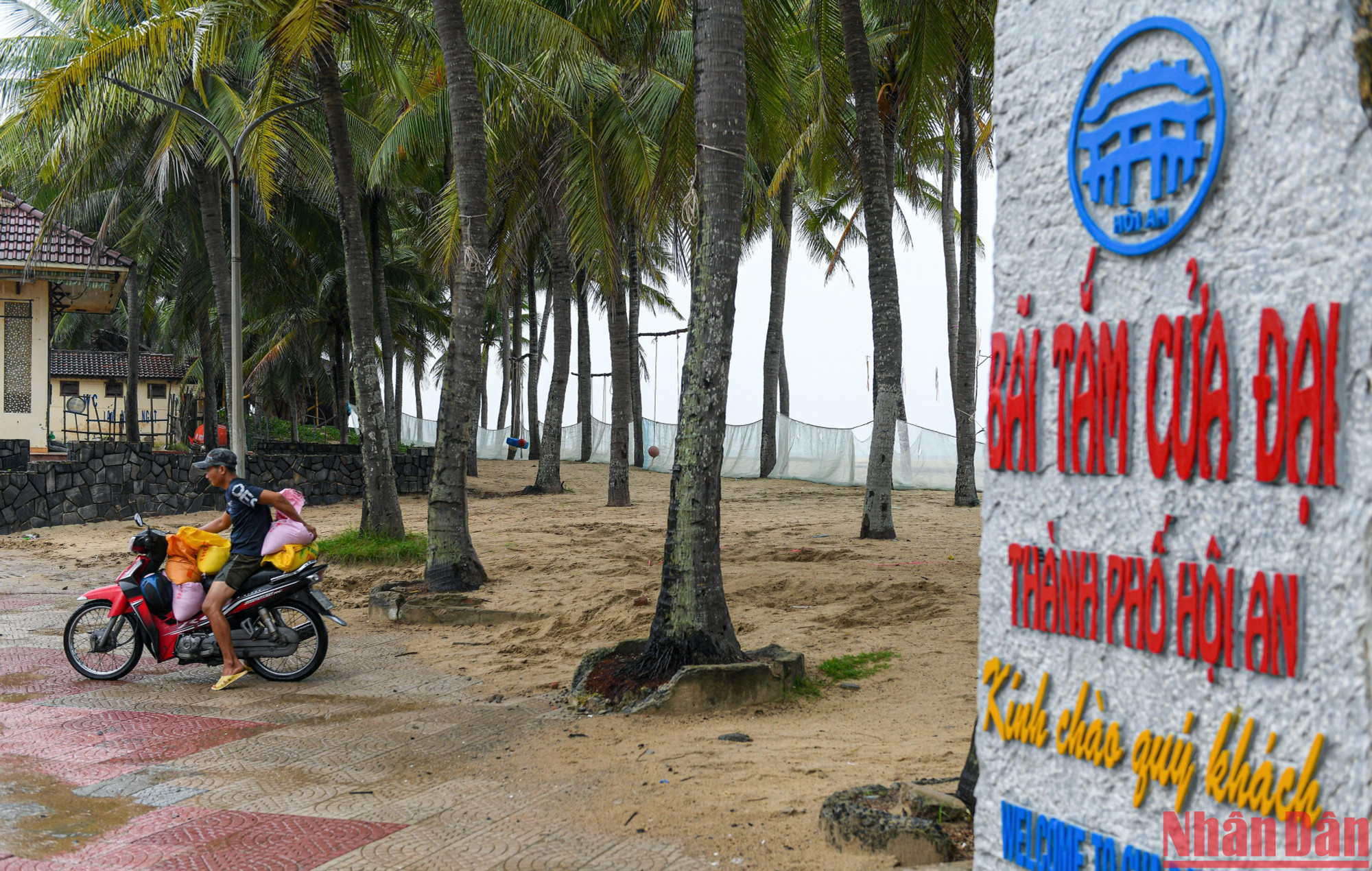 Bãi tắm Cửa Đại (Hội An) trước giờ siêu bão Noru đổ bộ.