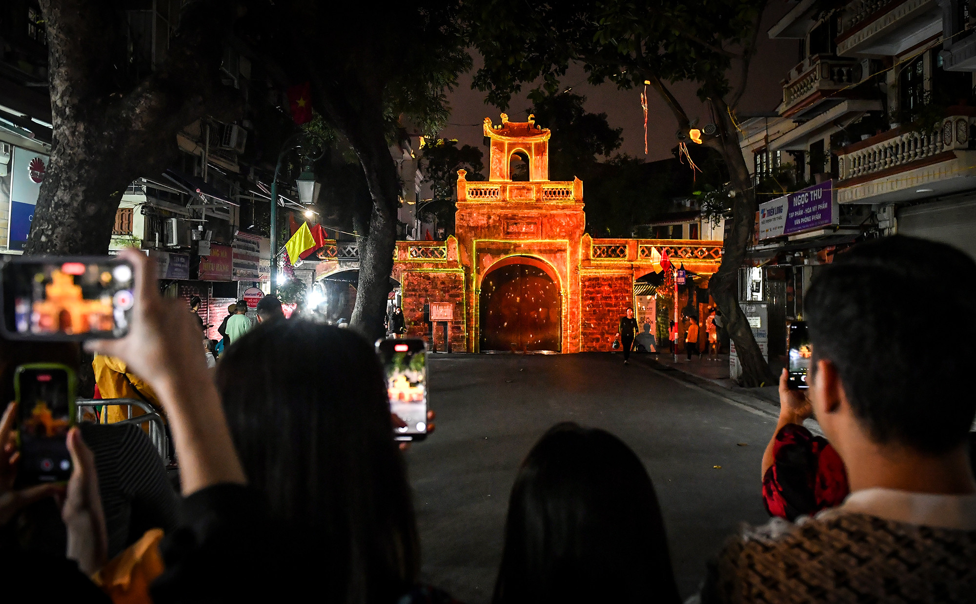 Đây là lần đầu tiên người dân Hà Nội được chiêm ngưỡng hình ảnh Ô Quan Chưởng thân thuộc bỗng trở nên lung linh, huyền ảo và mới lạ.