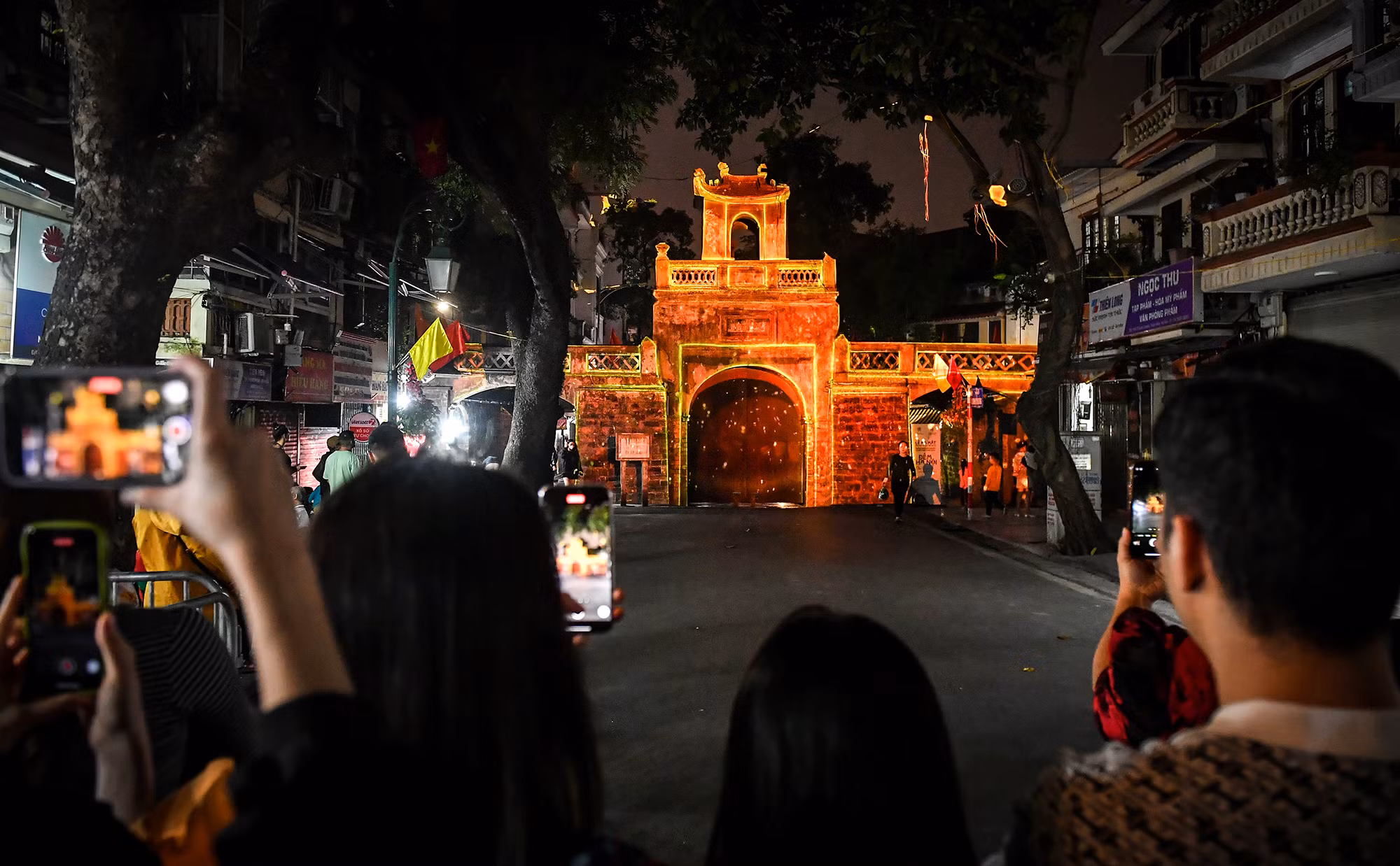 Đây là lần đầu tiên người dân Hà Nội được chiêm ngưỡng hình ảnh Ô Quan Chưởng thân thuộc bỗng trở nên lung linh, huyền ảo và mới lạ.