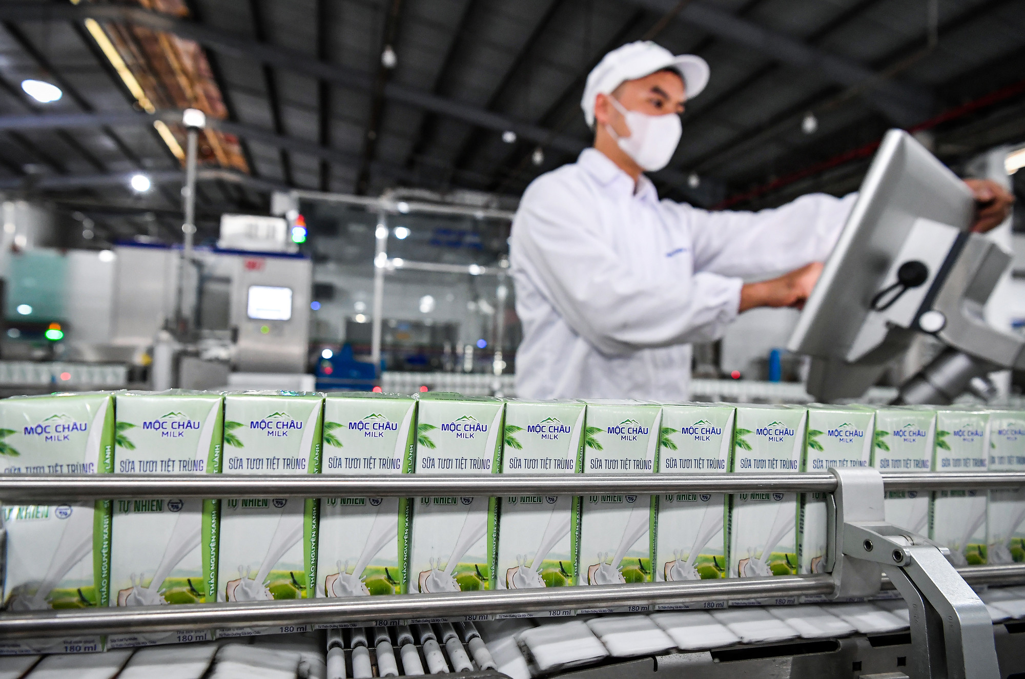 Trong năm 2024, Ban nghiên cứu và phát triển sản phẩm đã phối hợp cùng Phòng marketing và kinh doanh nghiên cứu thị trường, ra nhiều dòng sản phẩm mới và cải tiến đáp ứng thị hiếu người tiêu dùng cũng như nâng cao giá trị dinh dưỡng, tăng cường dùng hương liệu có nguồn gốc tự nhiên cho sản phẩm.