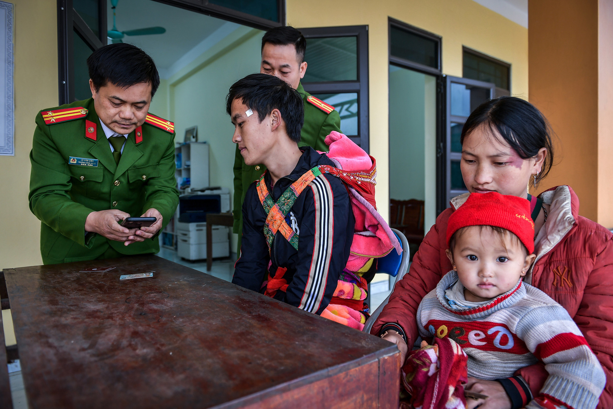 Tính tới nay, công an xã Mường Nhé đã thu nhận 100% căn cước công dân đối với số công dân thường trú đủ điều kiện, tỷ lệ thu nhận định danh điện tử đạt 75%, kích hoạt đạt 57%.