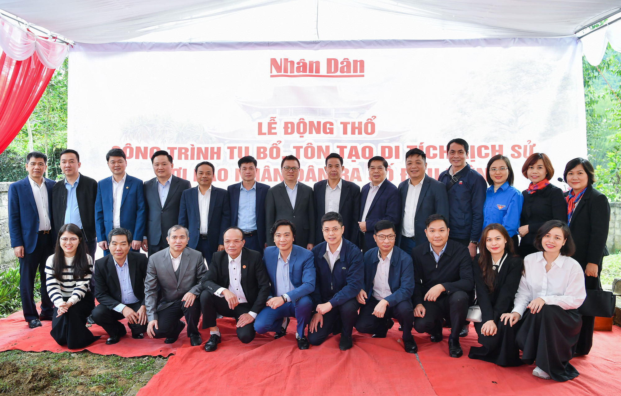 Các đại biểu chụp ảnh lưu niệm tại công trình lịch sử, nơi Báo Nhân Dân ra số đầu tiên ngày 11/3/1951.