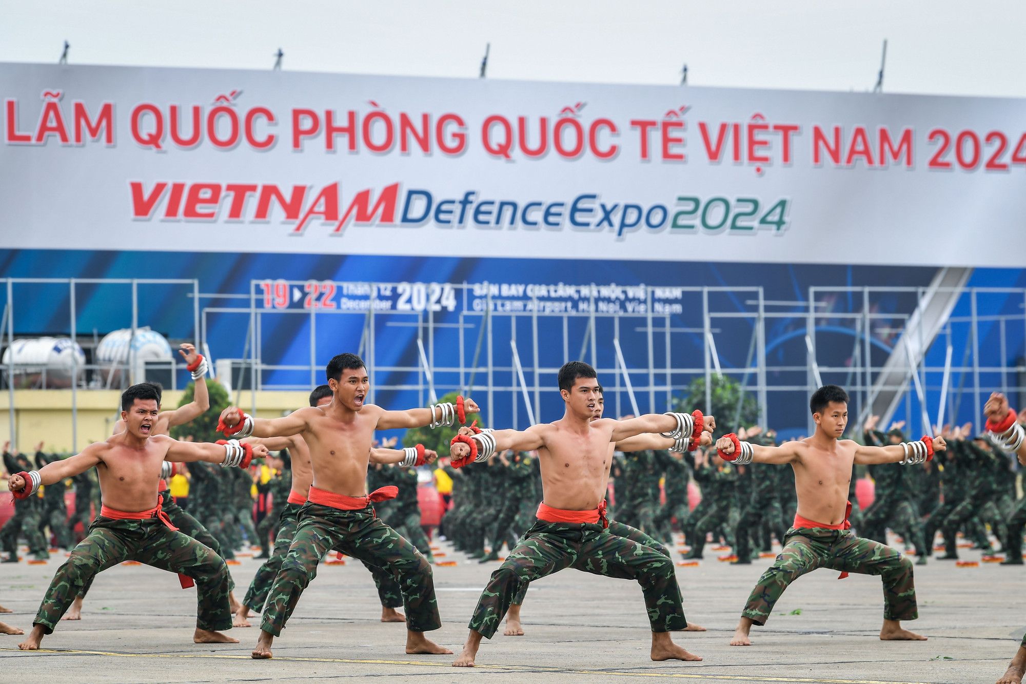 [Ảnh] Đặc công, máy bay, quân khuyển luyện tập cho sự kiện Triển lãm Quốc phòng quốc tế 2024 ảnh 11