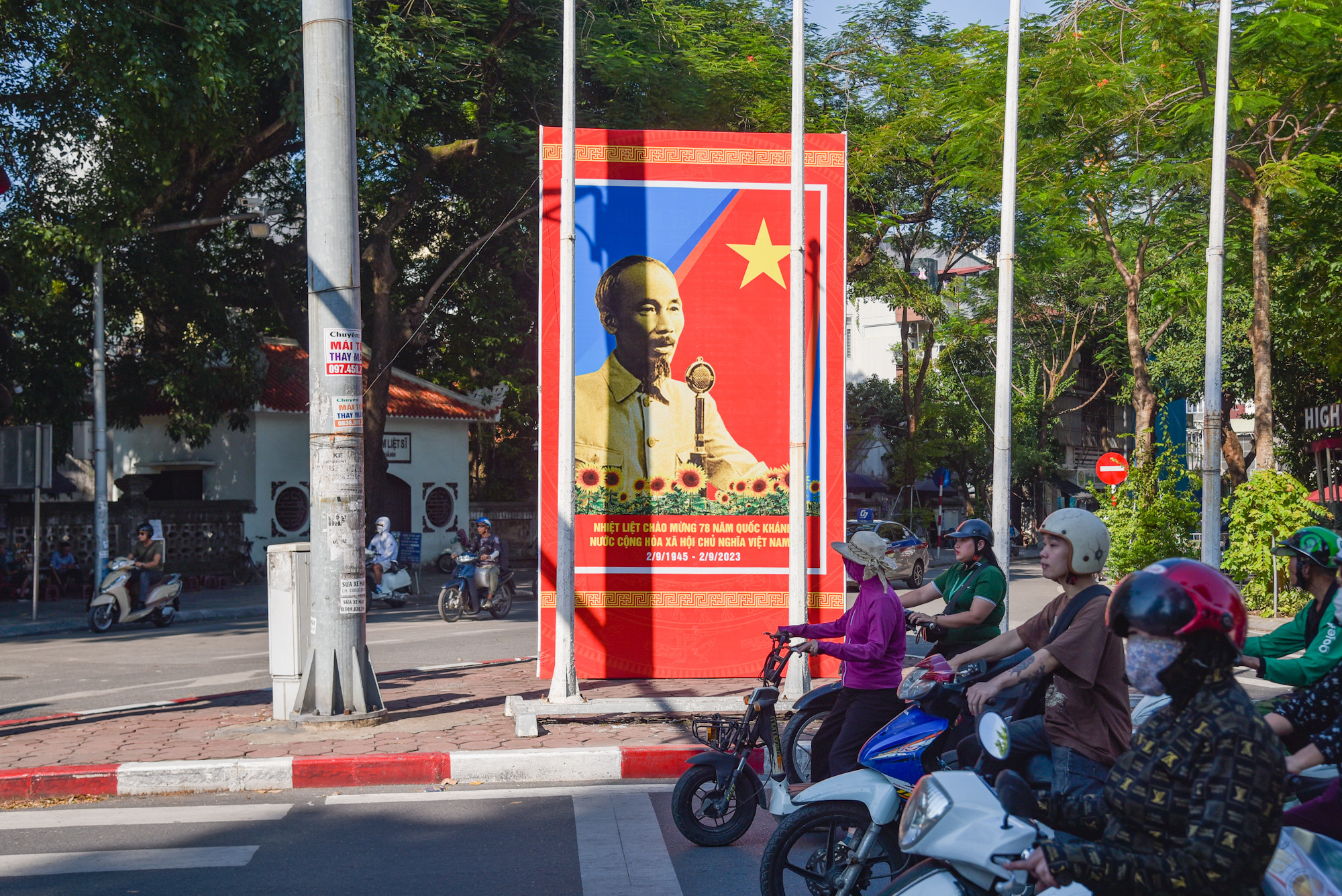 [Ảnh] Đường phố Hà Nội rực rỡ cờ hoa chào mừng ngày Quốc Khánh Việt Nam 2/9 ảnh 10