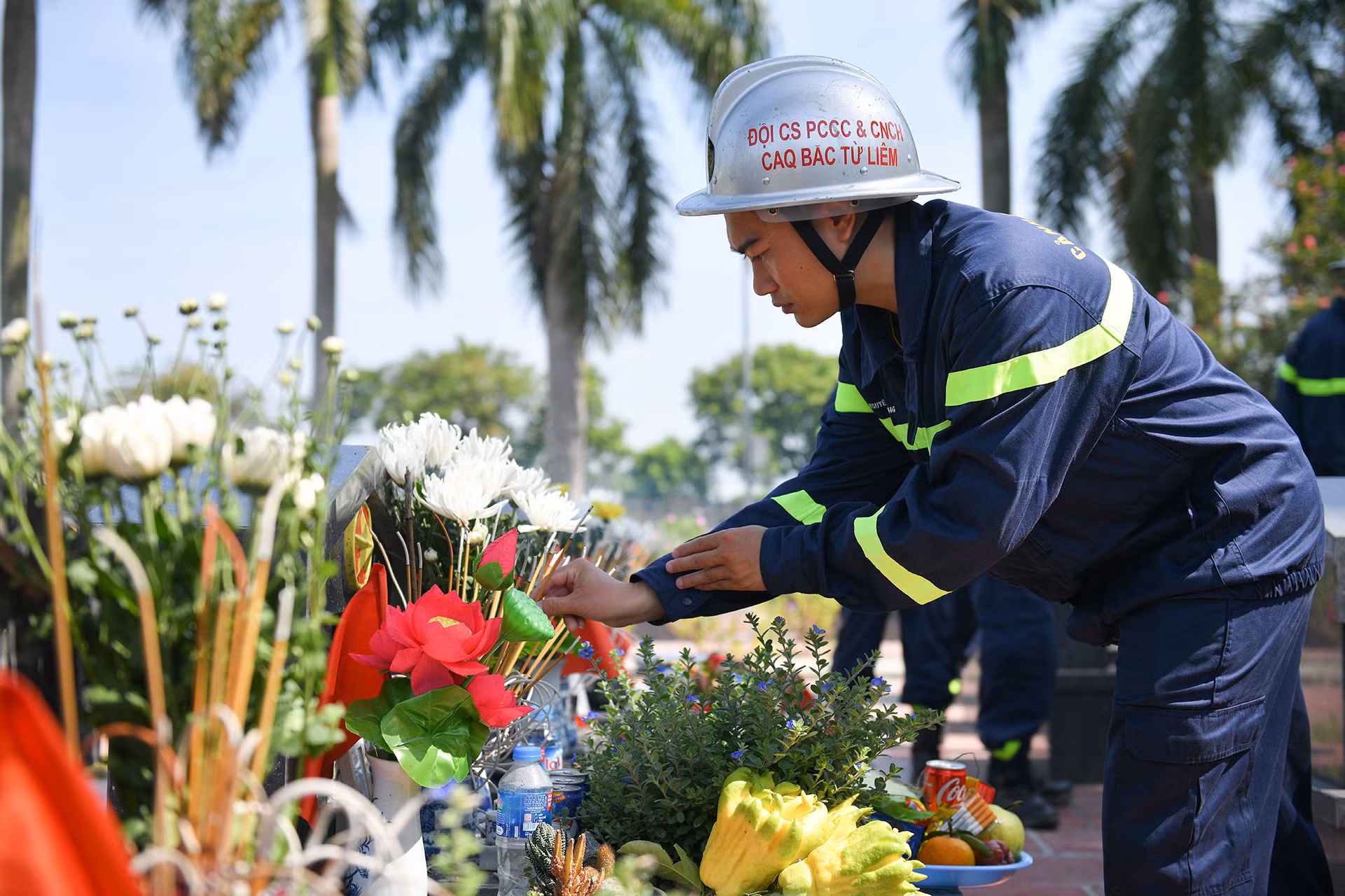 [Ảnh] Chiến sĩ phòng cháy, chữa cháy thắp hương tri ân các anh hùng liệt sĩ