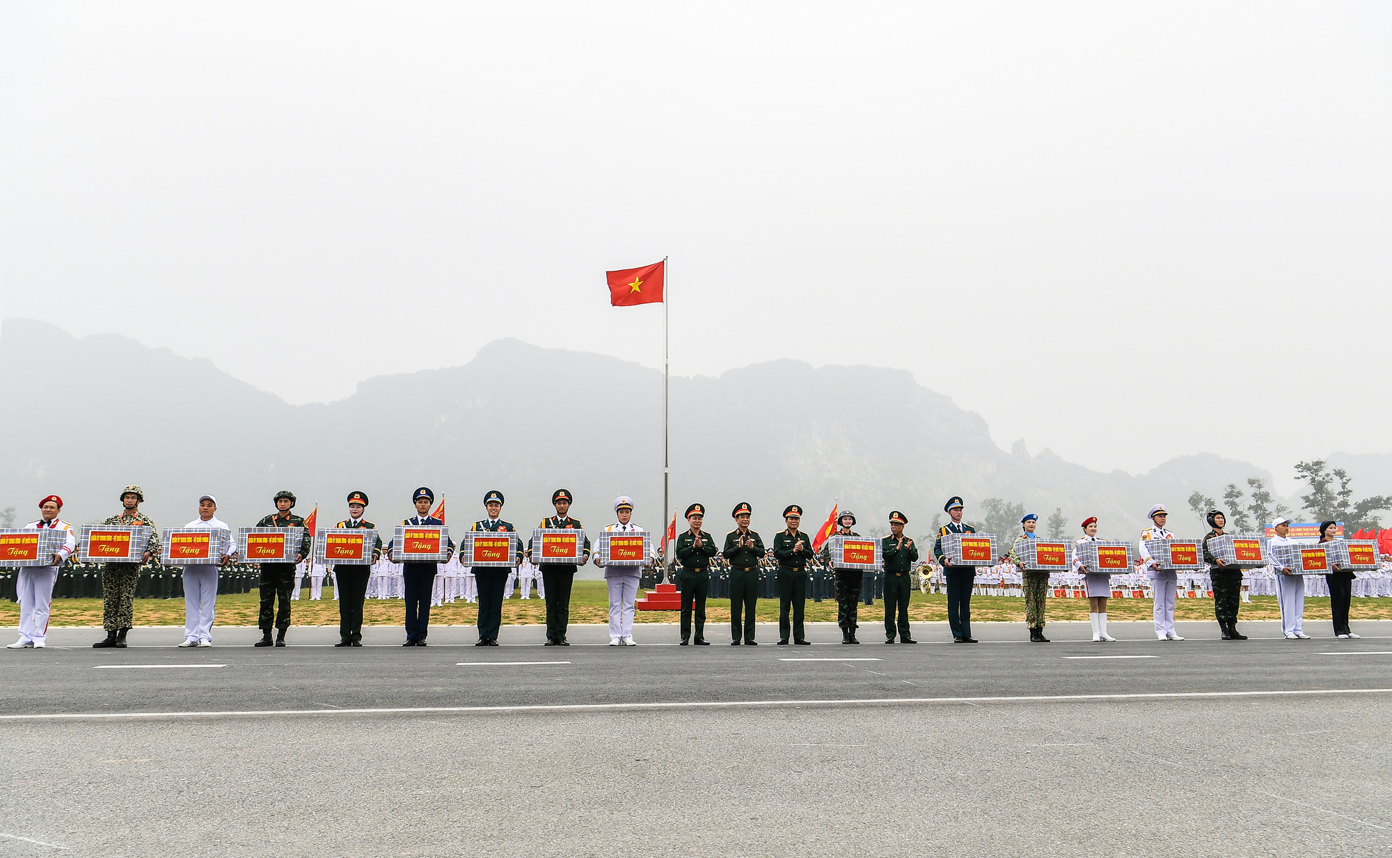 [Ảnh] Bộ trưởng Quốc phòng chủ trì kiểm tra hợp luyện diễu binh, diễu hành ảnh 12