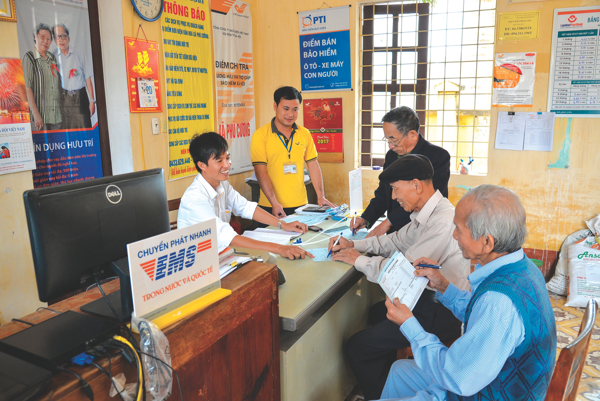 Bưu điện Việt Nam cũng chủ động tham gia sâu rộng vào các trụ cột an sinh xã hội quốc gia như thực hiện chi trả lương hưu và các chế độ bảo hiểm xã hội, trợ cấp ưu đãi người có công, các chính sách trợ giúp xã hội cho hơn 6,3 triệu người hưởng. Hiện Bưu điện Việt Nam là đại lý thu lớn nhất của Bảo hiểm xã hội Việt Nam, giúp hàng triệu người dân tiếp cận với các chính sách an sinh. Bưu điện Việt Nam cũng chủ động tham gia sâu rộng vào các trụ cột an sinh xã hội quốc gia như thực hiện chi trả lương hưu và các chế độ bảo hiểm xã hội, trợ cấp ưu đãi người có công, các chính sách trợ giúp xã hội cho hơn 6,3 triệu người hưởng. Hiện Bưu điện Việt Nam là đại lý thu lớn nhất của Bảo hiểm xã hội Việt Nam, giúp hàng triệu người dân tiếp cận với các chính sách an sinh.