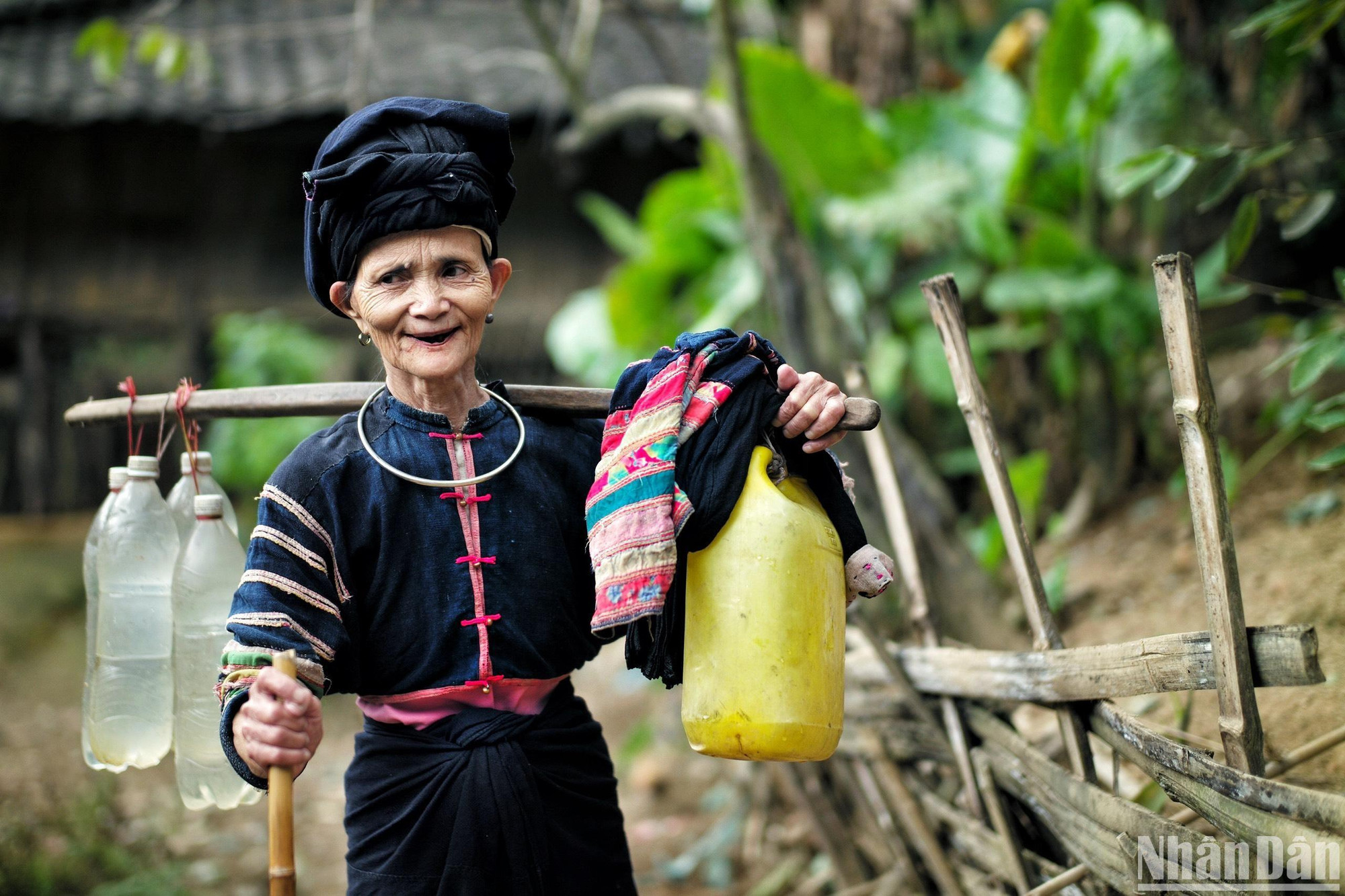 Trang phục của người Lô Lô đen thì có màu đen làm chủ đạo.