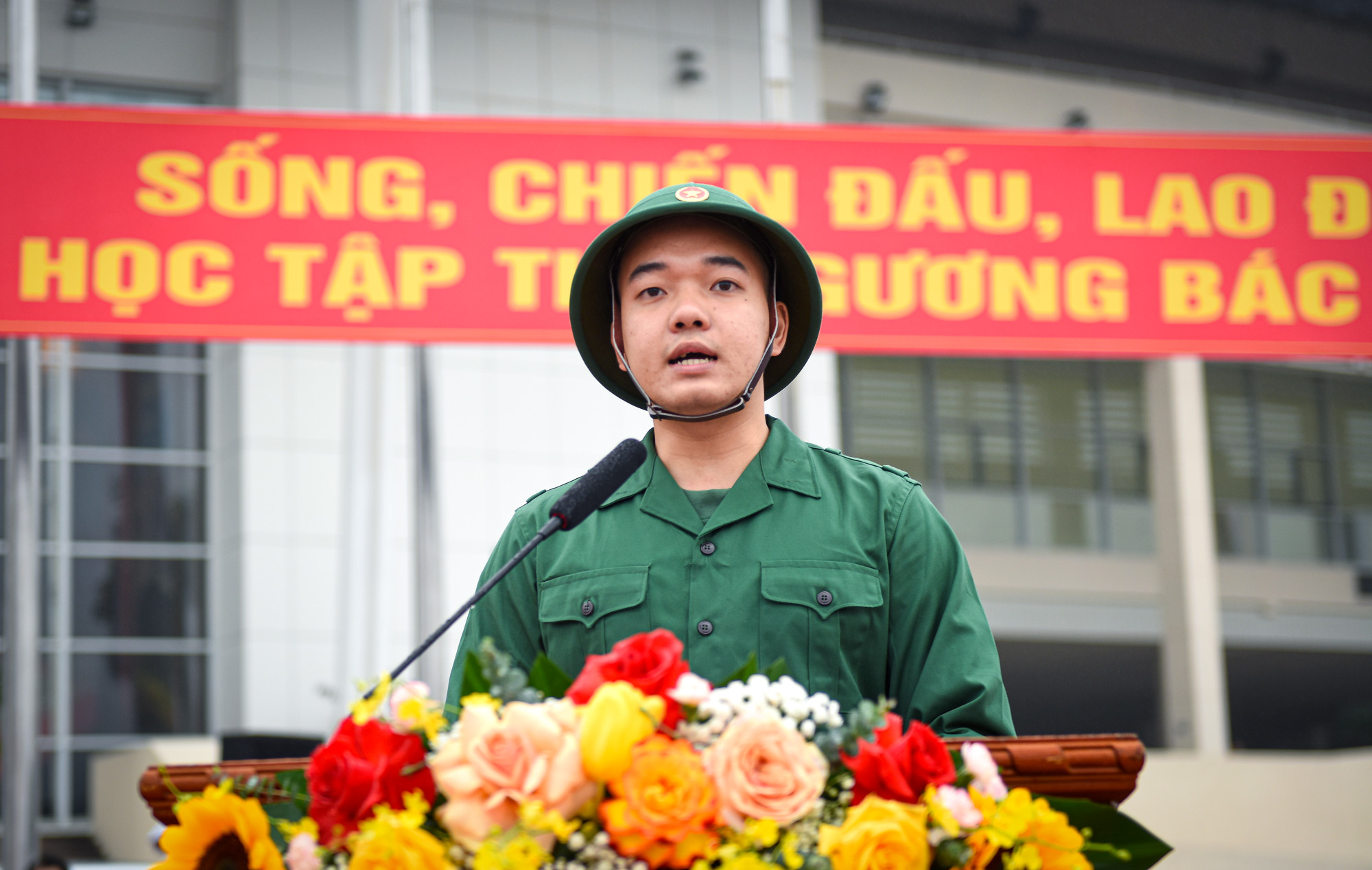 Tân binh Ngô Công Đức (Trung đoàn 102, Sư đoàn Bộ binh 308) thay mặt 66 tân binh của quận Nam Từ Liêm bày tỏ niềm tự hào khi được tiếp bước cha anh để đứng trong hàng ngũ của Quân đội nhân dân, Công an nhân dân. Tân binh bày tỏ quyết tâm sẽ vượt qua mọi khó khăn, thử thách để hoàn thành tốt nhiệm vụ được giao phó.