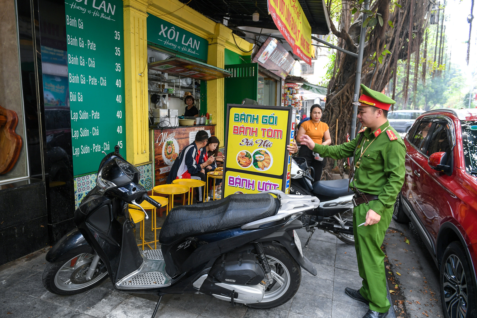 [Ảnh] Hà Nội kiểm tra, xử lý tình trạng lấn chiếm vỉa hè, lòng đường ảnh 7