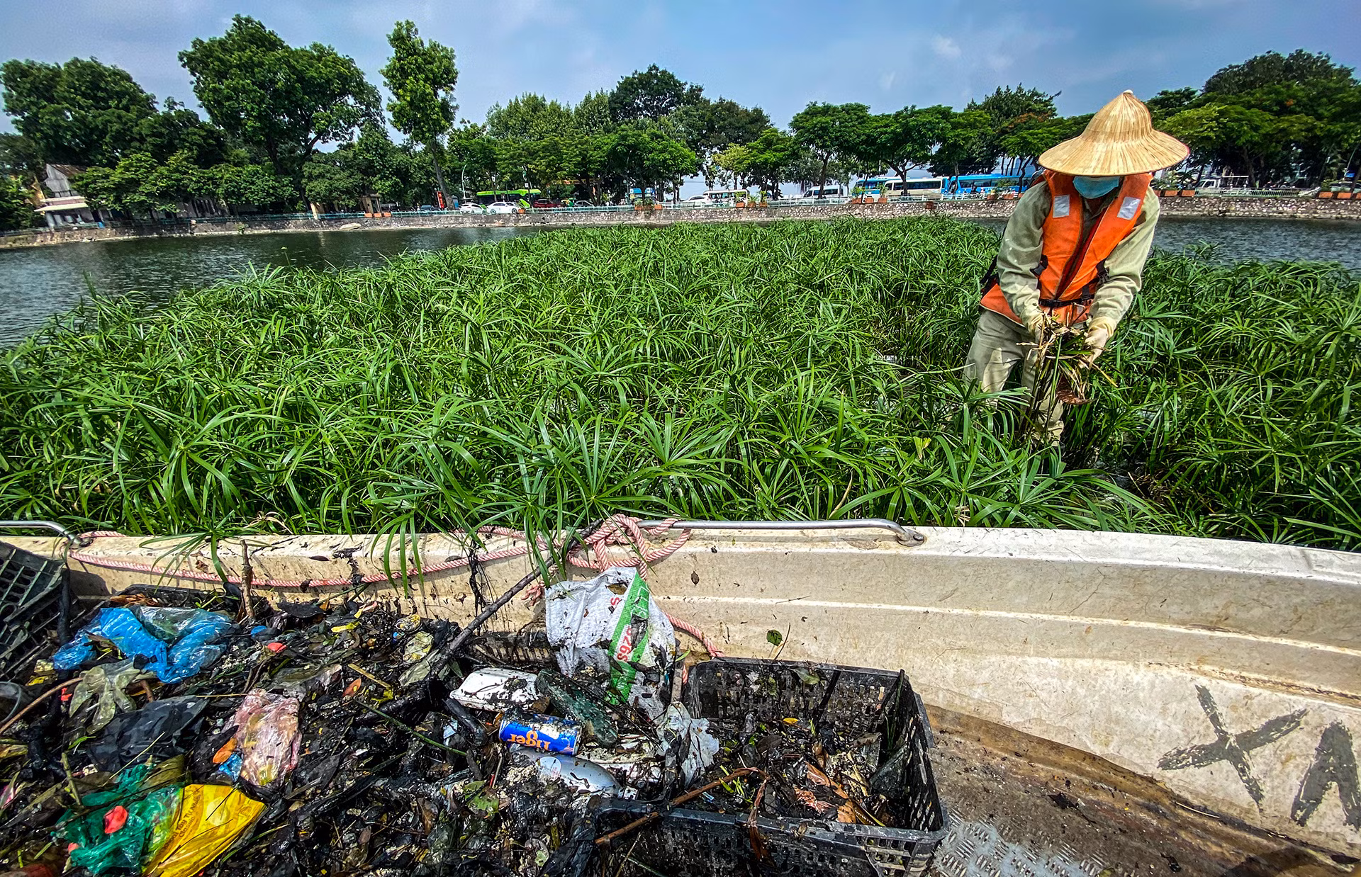 [Ảnh] Những người âm thầm vớt rác trên sông, hồ Hà Nội ảnh 8