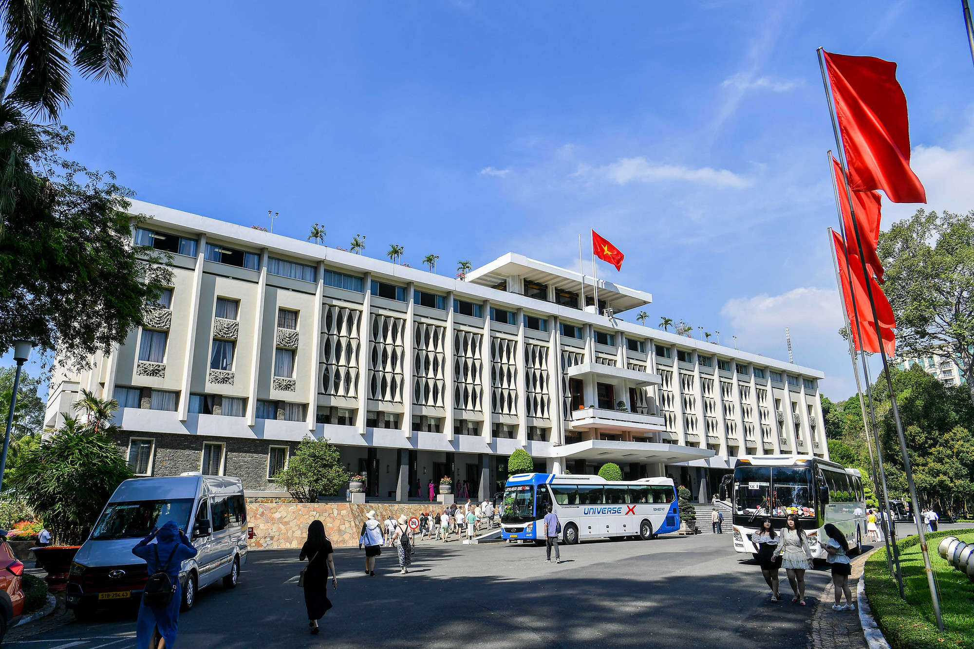 Dinh Độc Lập cao 26m, có diện tích xây dựng 4500m2; diện tích sử dụng khoảng 20.000m2, gồm tầng hầm, tầng trệt, 3 tầng chính, 2 gác lửng và 1 sân thượng với khoảng 100 phòng được trang trí nội thất khác nhau.