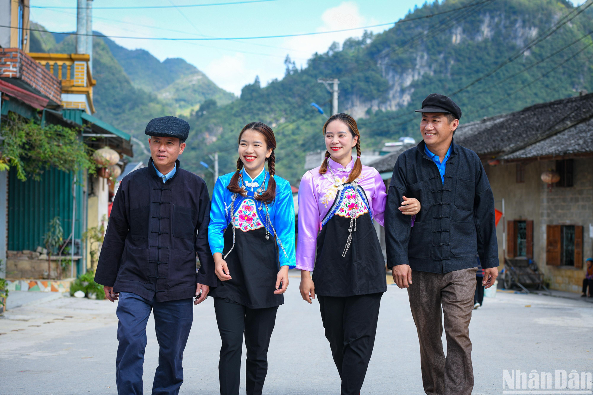 Trang phục truyền thống của người dân tộc Hoa. Phụ nữ thường mặc áo cổ viền cao, cài khuy một bên, xẻ tà cao hoặc một chiếc áo "sườn xám" may dài, ôm ngang hông, xẻ tà dưới phần đùi,màu sắc trang phục của họ, nhất là các thiếu nữ thích màu tím hoặc màu đỏ, cùng với các sắc màu đậm. Đàn ông mặc áo màu đen hay xanh đậm, cài khuy vải một bên, vai liền cổ đứng, xẻ tà.