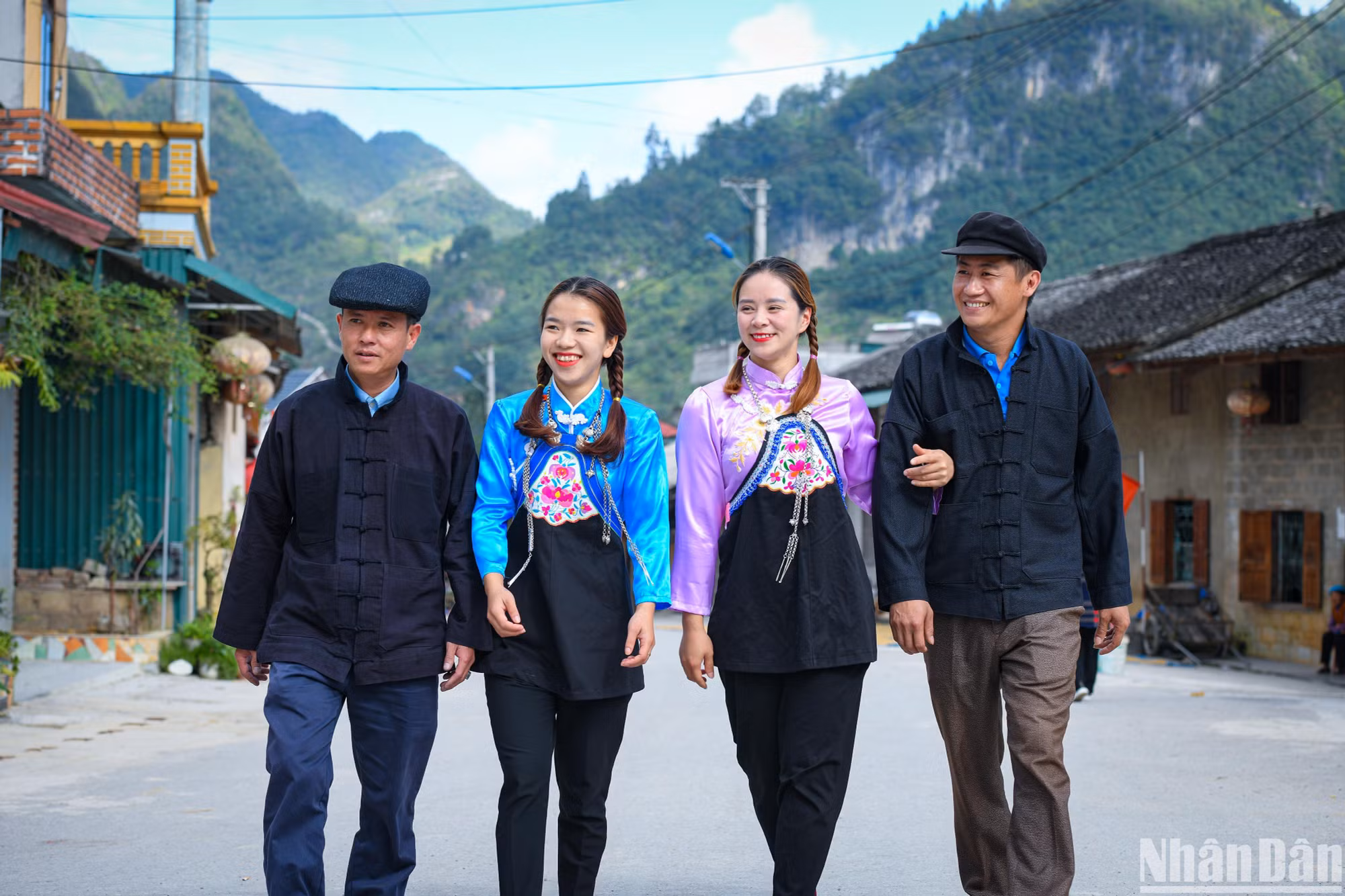 Trang phục truyền thống của người dân tộc Hoa. Phụ nữ thường mặc áo cổ viền cao, cài khuy một bên, xẻ tà cao hoặc một chiếc áo "sườn xám" may dài, ôm ngang hông, xẻ tà dưới phần đùi,màu sắc trang phục của họ, nhất là các thiếu nữ thích màu tím hoặc màu đỏ, cùng với các sắc màu đậm. Đàn ông mặc áo màu đen hay xanh đậm, cài khuy vải một bên, vai liền cổ đứng, xẻ tà.