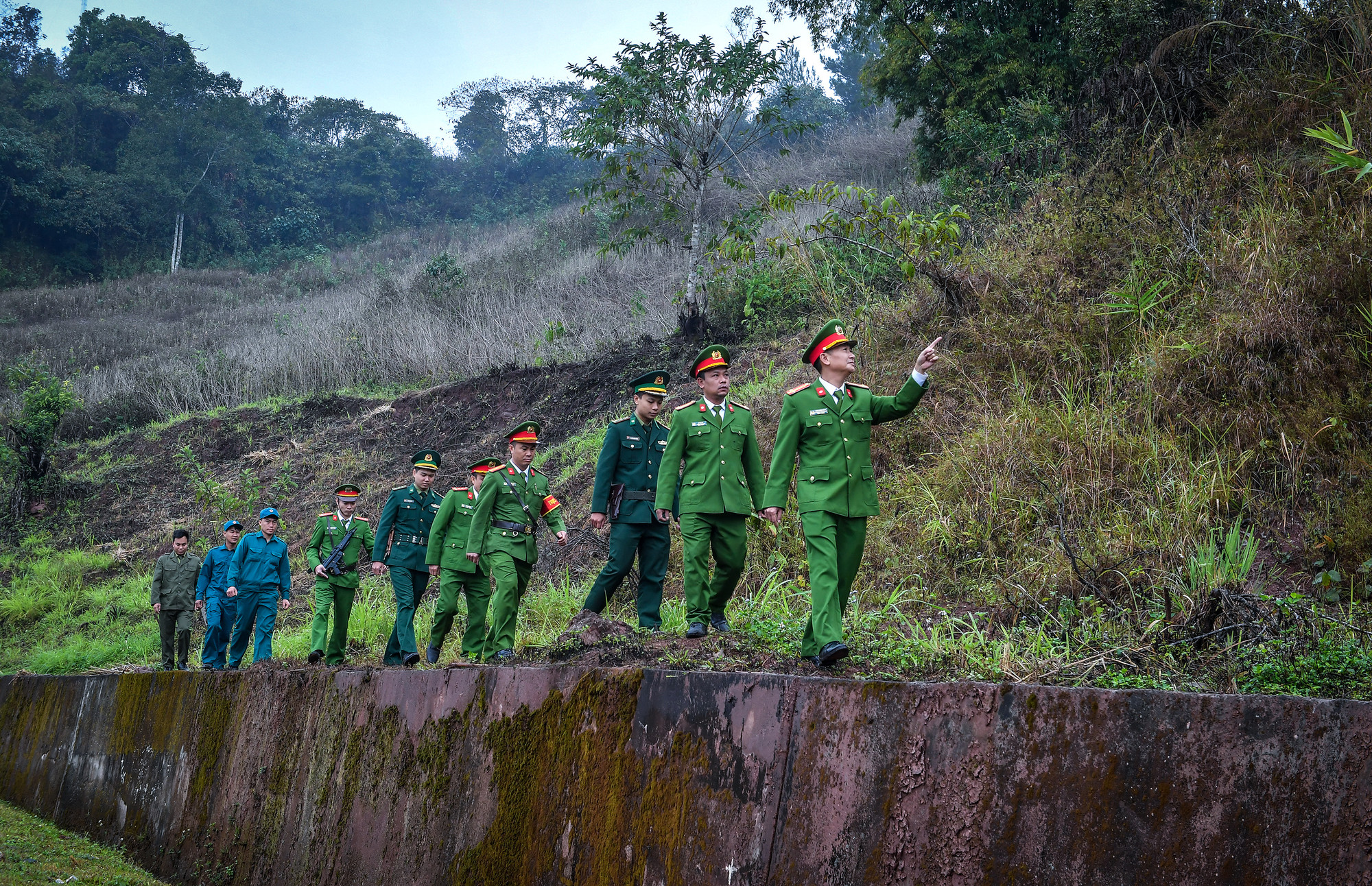 Cán bộ, chiến sĩ công an xã Sín Thầu (huyện Mường Nhé, Điện Biên) phối hợp cùng lực lượng bộ đội biên phòng, dân quân tự vệ tuần tra các địa bàn trọng yếu, giữ vững ổn định tình hình an ninh trật tự tại địa phương những ngày giáp Tết này.