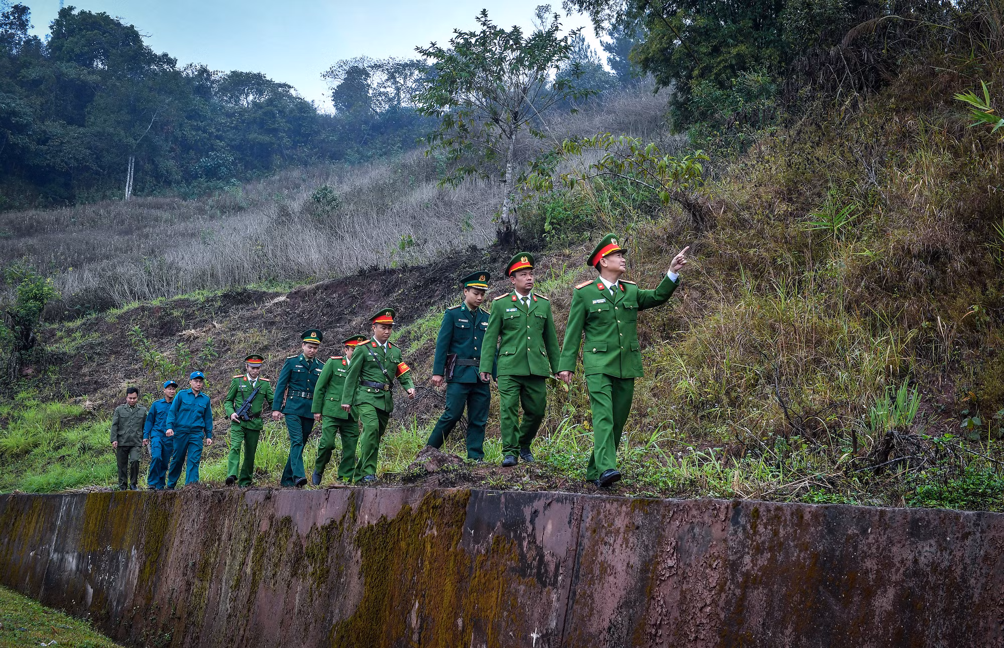 Cán bộ, chiến sĩ công an xã Sín Thầu (huyện Mường Nhé, Điện Biên) phối hợp cùng lực lượng bộ đội biên phòng, dân quân tự vệ tuần tra các địa bàn trọng yếu, giữ vững ổn định tình hình an ninh trật tự tại địa phương những ngày giáp Tết này.