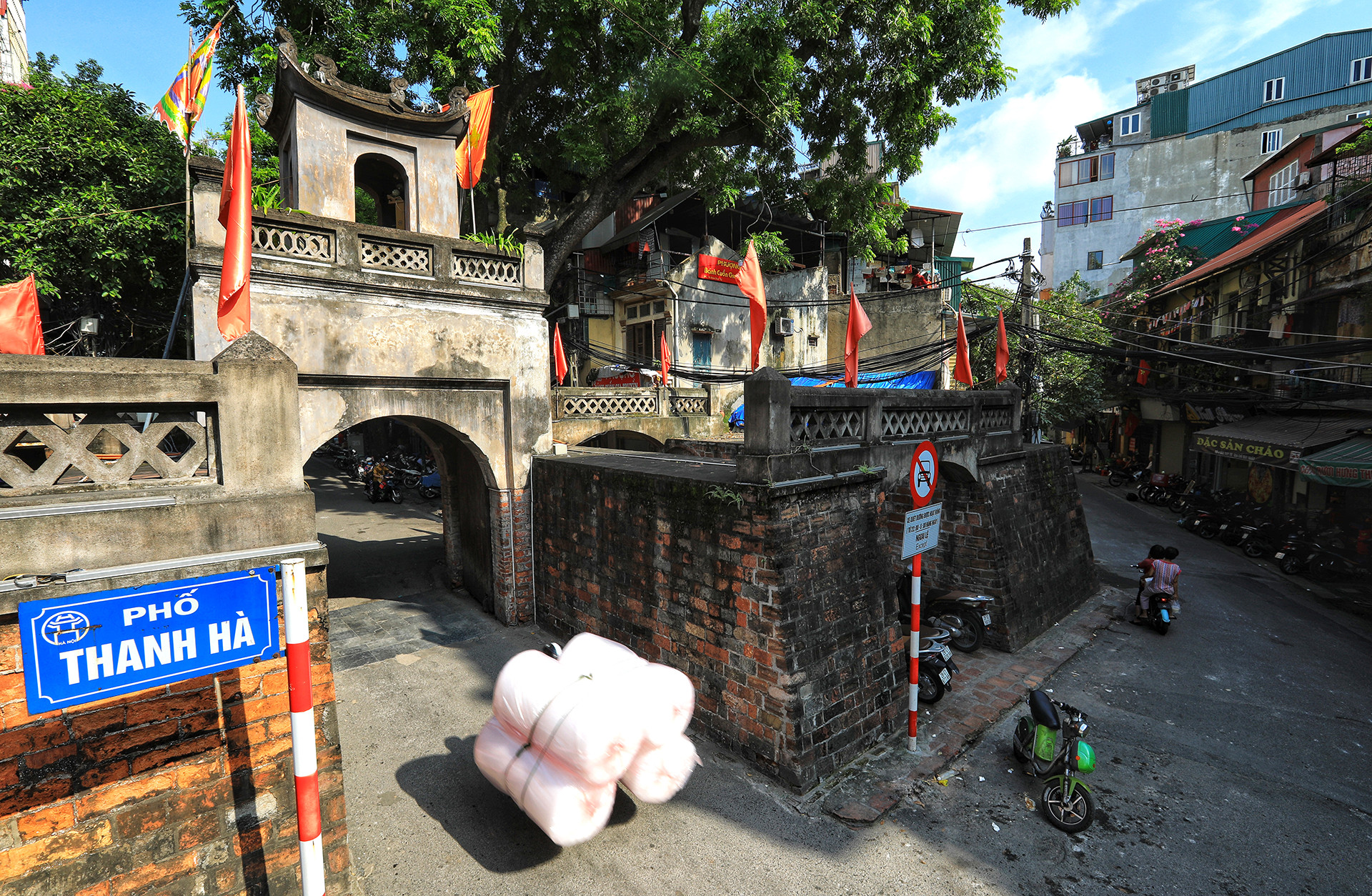 Ở độ cao này ta có thể thấy hiện nay cửa ô còn nguyên một cửa chính và hai cửa con hai bên, trên nóc cửa chính là một vọng lâu. Kiến trúc cổ kính của Ô Quan Chưởng vẫn giữ được gần như nguyên vẹn.