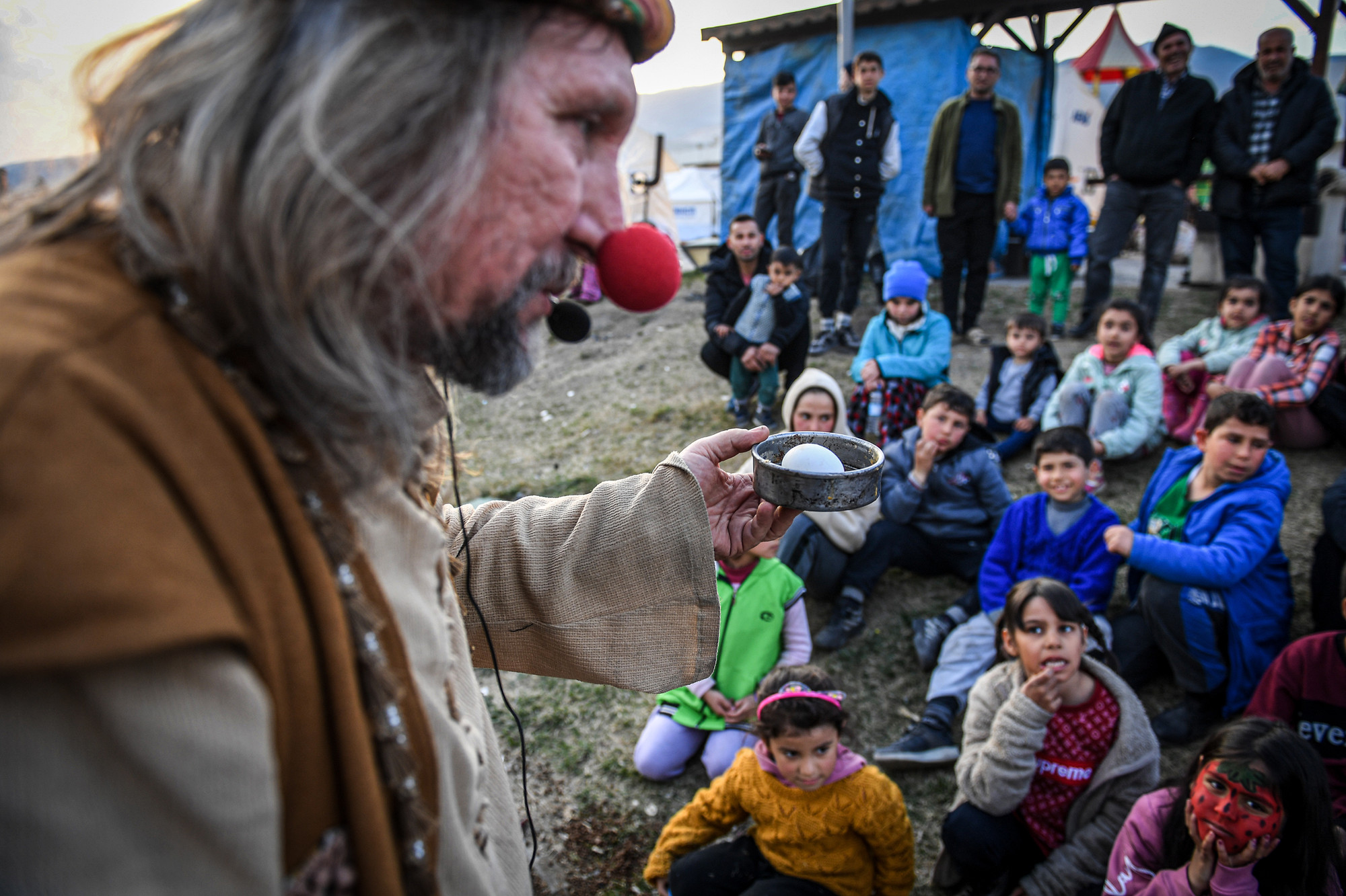 Em có tin chiếc mũ trên tay tôi sẽ “nuốt” quả trứng này không?, Memeh hỏi.