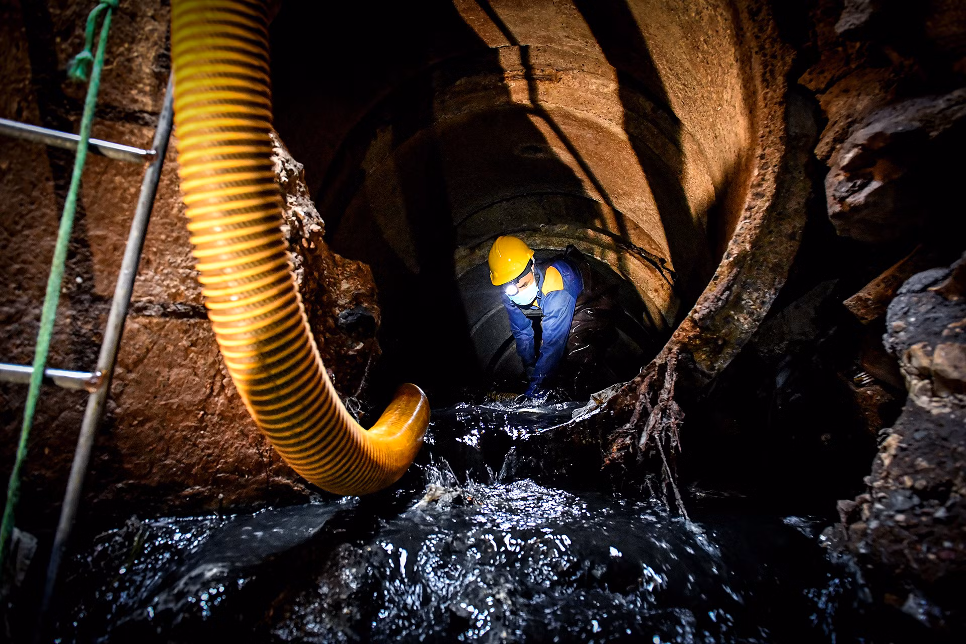 [Ảnh] Một ngày "đội nắng, hút bùn" của công nhân vệ sinh cống ngầm Hà Nội ảnh 13