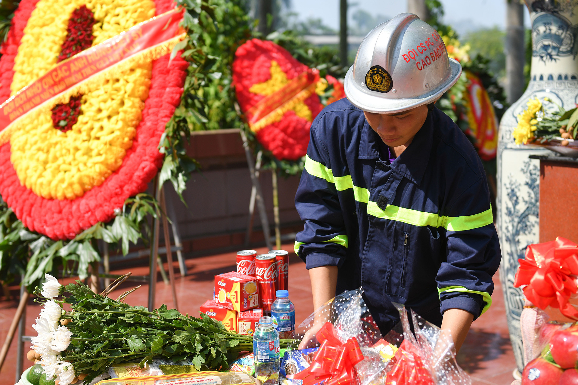 Nghĩa trang Tây Tựu cũng là nơi an nghỉ của 3 chiến sĩ phòng cháy, chữa cháy đã anh dũng hy sinh khi thực hiện nhiệm vụ. Hương, hoa được những đồng đội của họ chuẩn bị chu đáo.