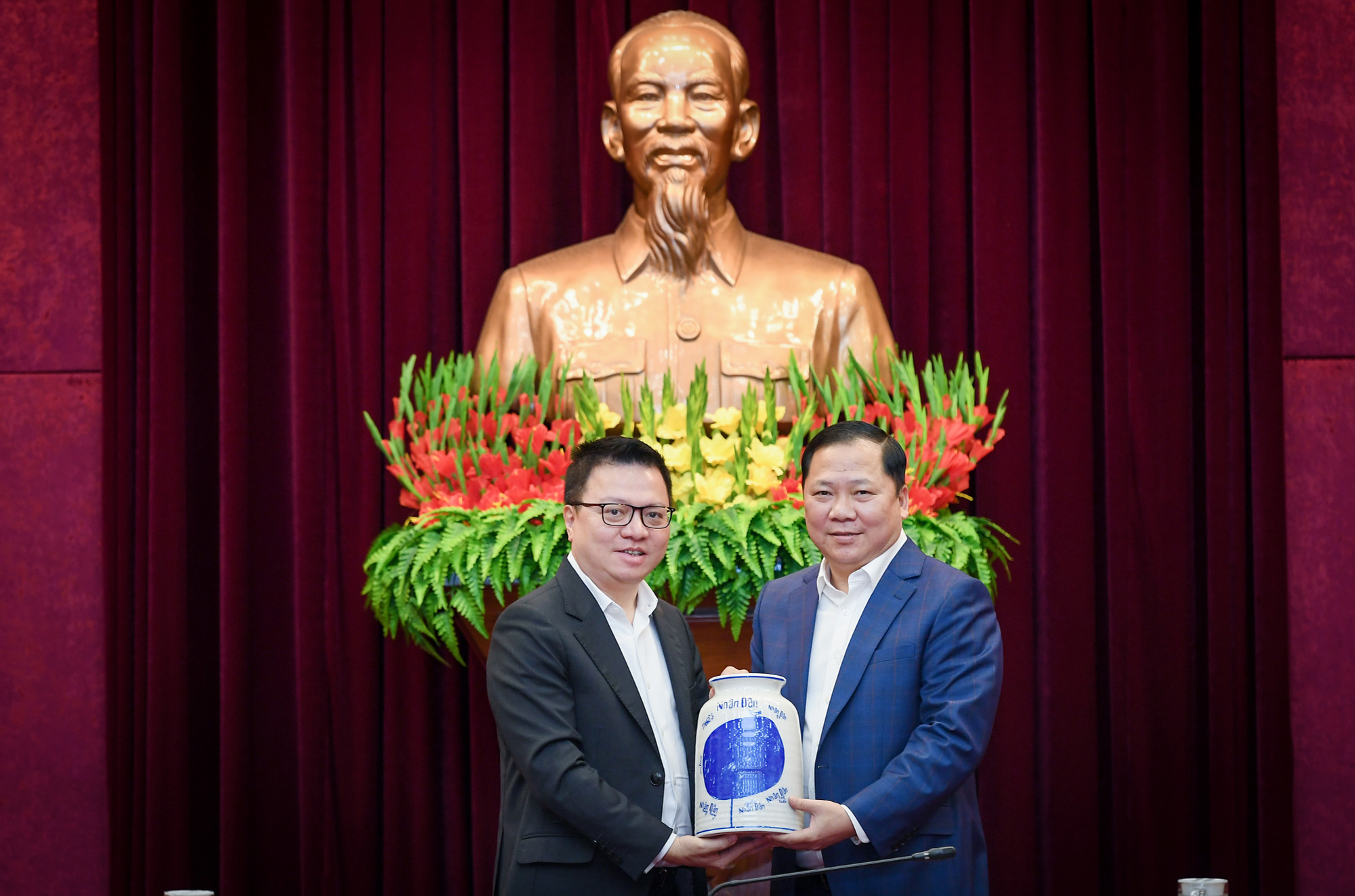 [Ảnh] Đoàn công tác Báo Nhân Dân làm việc với tỉnh Hòa Bình ảnh 4