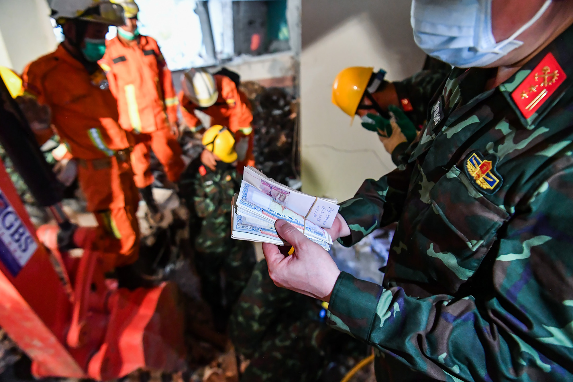 Ngoài tìm thấy các thi thể nạn nhân, lần này lực lượng cứu hộ, cứu nạn cũng tìm thấy rất nhiều tiền mặt tại hiện trường bàn giao cho chính quyền sở tại.