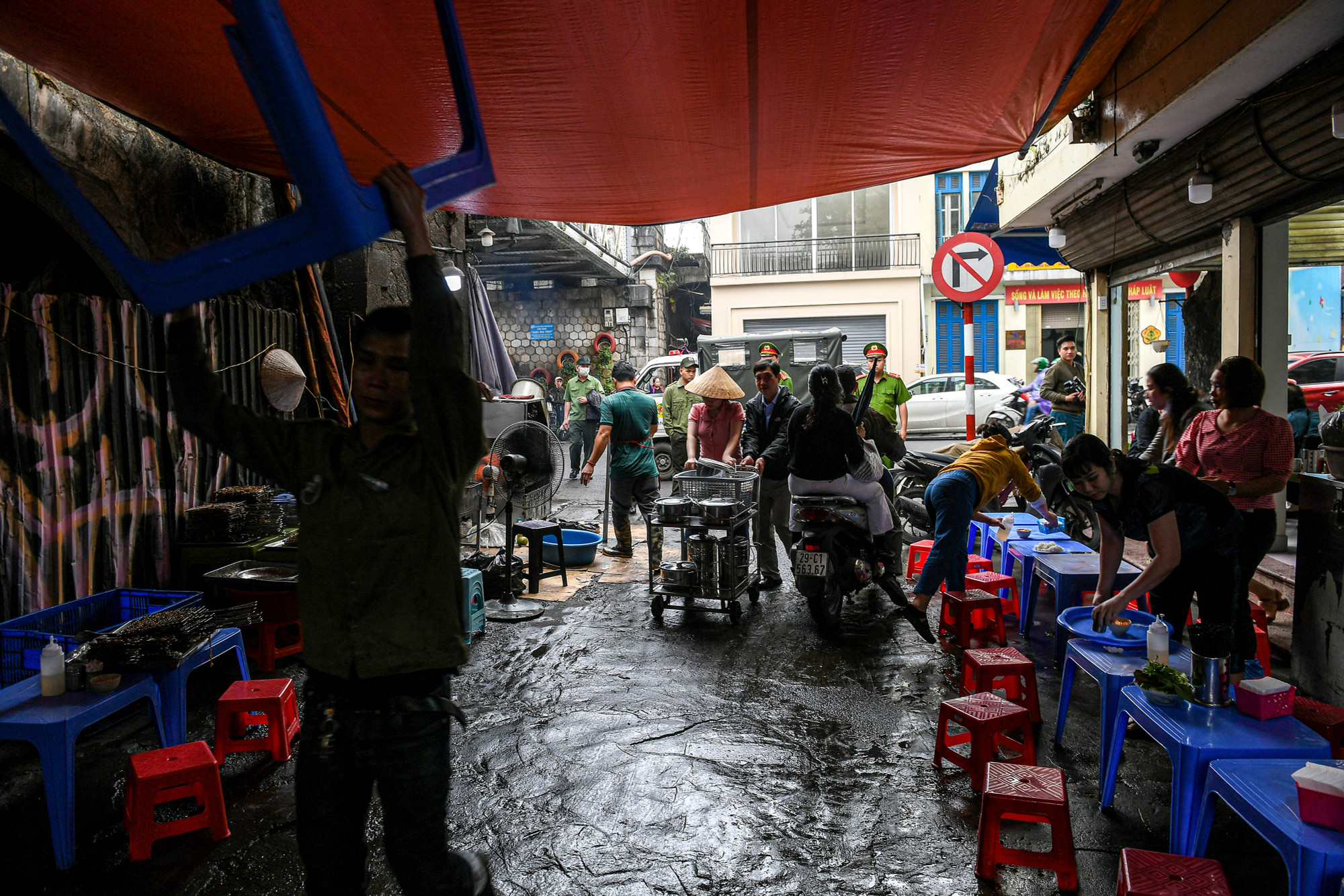 Ngay cả đối với các ngõ nhỏ khu vực phố Gầm Cầu, lực lượng chức năng cũng thường xuyên có mặt, nhắc nhở và xử phạt để bảo đảm trật tự đô thị.