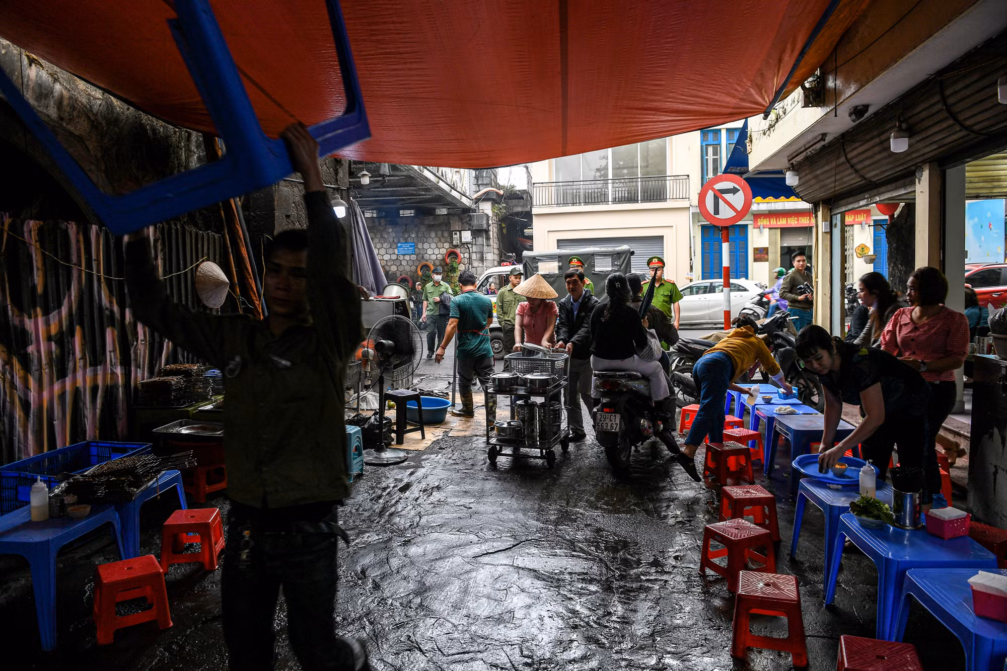 Ngay cả đối với các ngõ nhỏ khu vực phố Gầm Cầu, lực lượng chức năng cũng thường xuyên có mặt, nhắc nhở và xử phạt để bảo đảm trật tự đô thị.