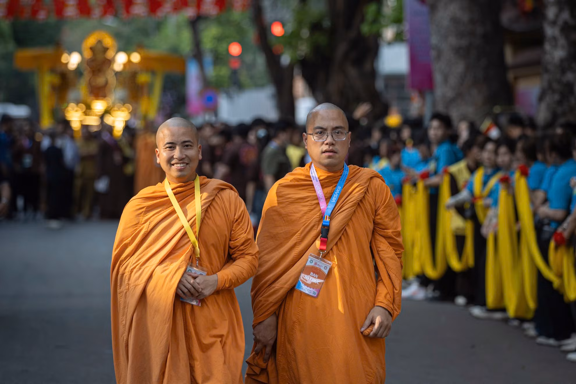 Ngày 13/5, hàng nghìn Phật tử, người dân đã có mặt tại khu vực chùa Quán Sứ, Thành phố Hà Nội để cung nghinh đoàn xe rước xá lợi Đức Phật.