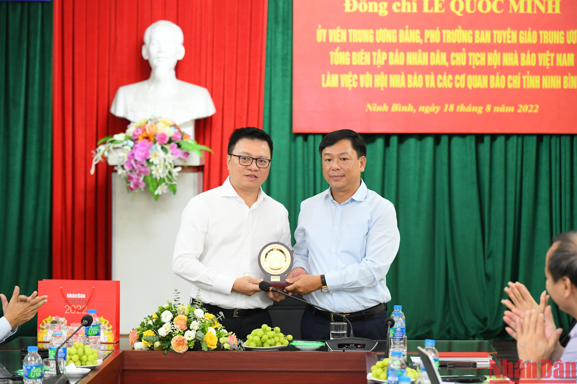 Báo Nhân Dân tặng quà lưu niệm cho Báo Ninh Bình.