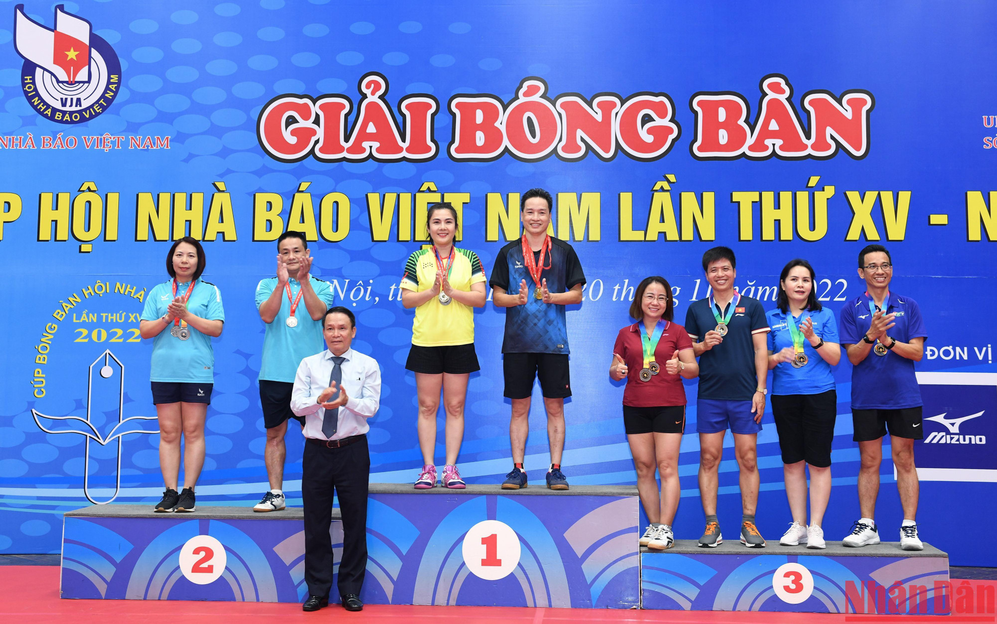 Trao giải đôi nam nữ trên 45 tuổi cho các vận động viên.