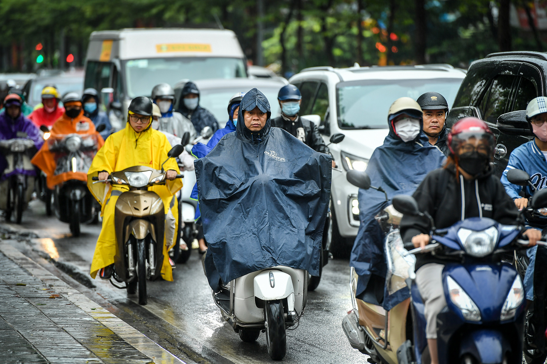 Người Hà Nội nhích từng mét vượt ùn tắc trong mưa rét sáng đầu tuần.