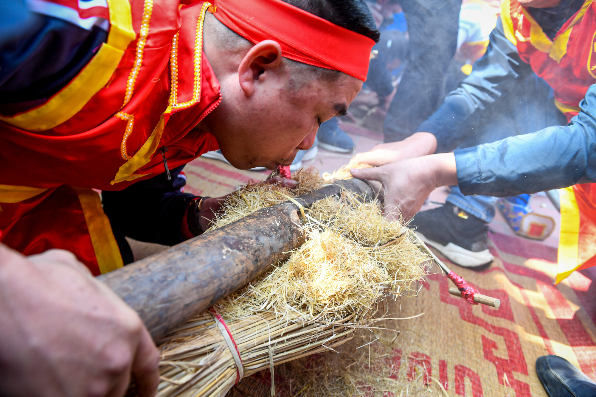 Đúng 11 giờ, nghi thức kéo lửa diễn ra với những chiếc bùi nhùi đã chuẩn bị sẵn cùng rơm, đoạn tre đực già dùi sẵn những khe nhỏ và một que giang có tay cầm 2 đầu. 4 người trong đội sẽ chia nhau ra giữ và kéo tạo ra ma sát giữa que giang và thân tre, điểm ma sát đủ nóng sẽ tạo ra than hồng và bén lửa vào bùi nhùi, đốt cháy rơm khô.