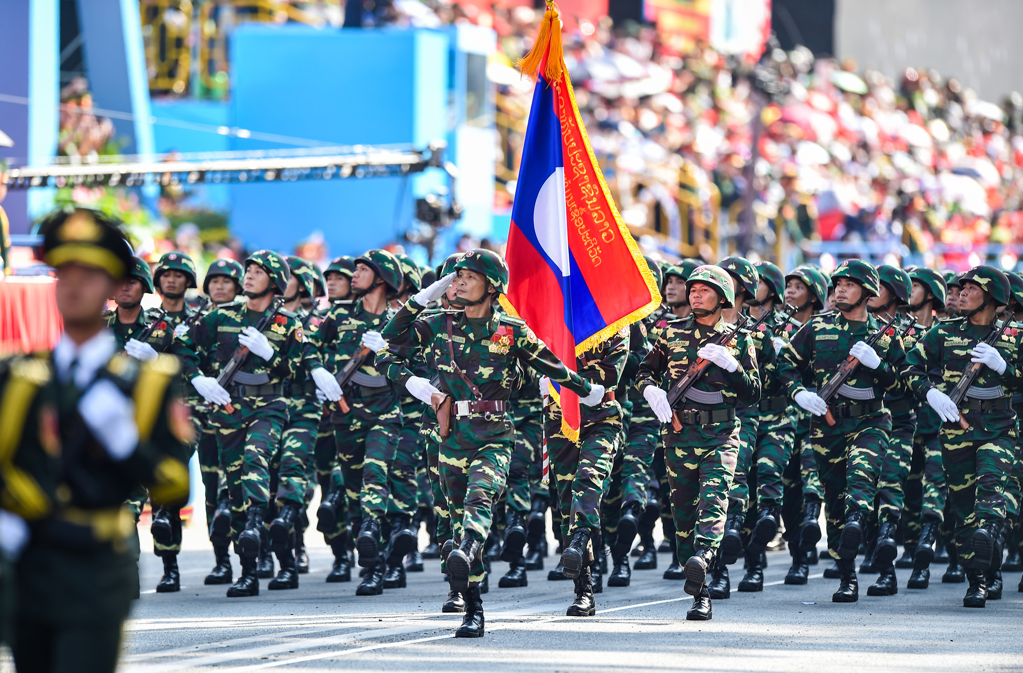 Lực lượng Quân đội nhân dân Lào tham gia Tổng duyệt kỷ niệm 50 năm Ngày Giải phóng miền nam, thống nhất đất nước.