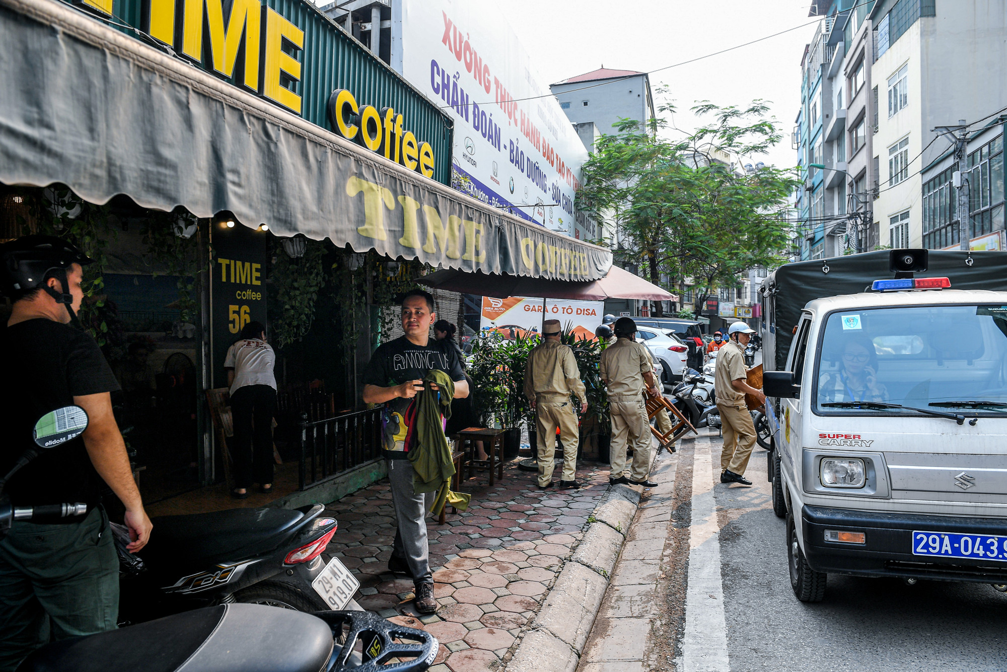 Tại đường Tam Khương, lực lượng chức năng kiên quyết xử lý các trường hợp lấn chiếm vỉa hè, chiếm dụng không gian chung. Tại đường Tam Khương, lực lượng chức năng kiên quyết xử lý các trường hợp lấn chiếm vỉa hè, chiếm dụng không gian chung.