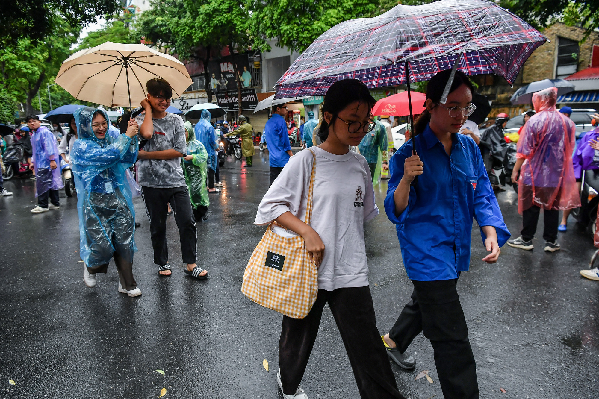 Sĩ tử được lực lượng tình nguyện che ô vào tận điểm thi.