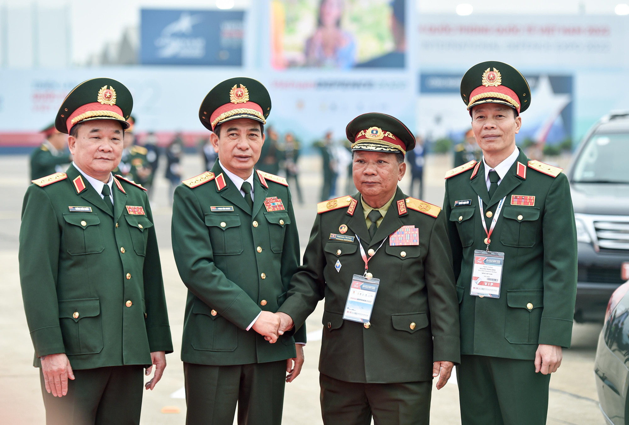 Đại tướng Phan Văn Giang, Ủy viên Bộ Chính trị, Phó Bí thư Quân ủy Trung ương, Bộ trưởng Quốc phòng đón Đại tướng Chansamone Chanyalath, Ủy viên Bộ Chính trị Đảng Nhân dân cách mạng Lào, Phó Thủ tướng Chính phủ, Bộ trưởng Bộ Quốc phòng nước Cộng hòa dân chủ nhân dân Lào.