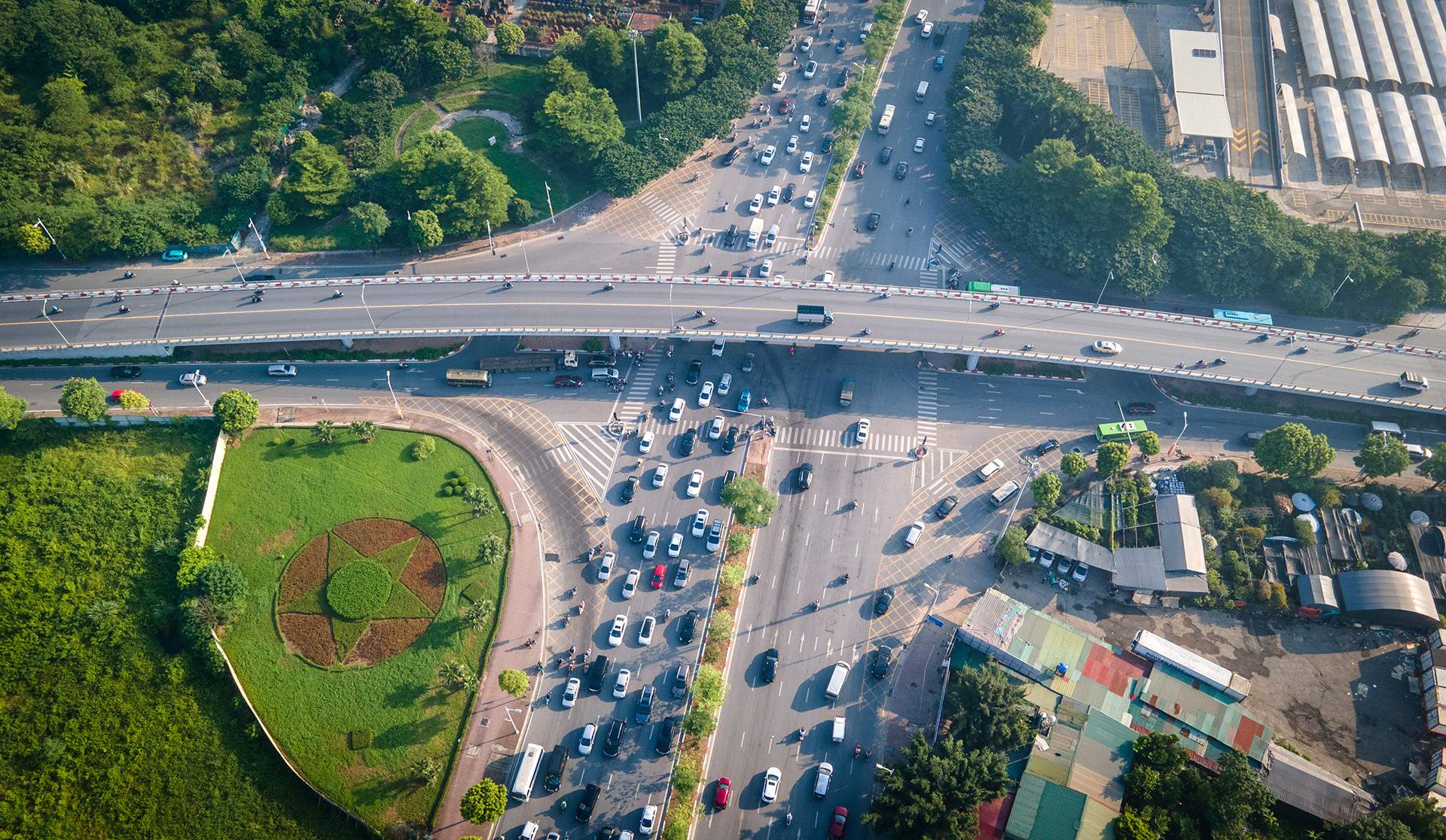 [Ảnh] Giao thông cầu Vĩnh Tuy 2 "dễ thở" sau ngày khánh thành ảnh 13