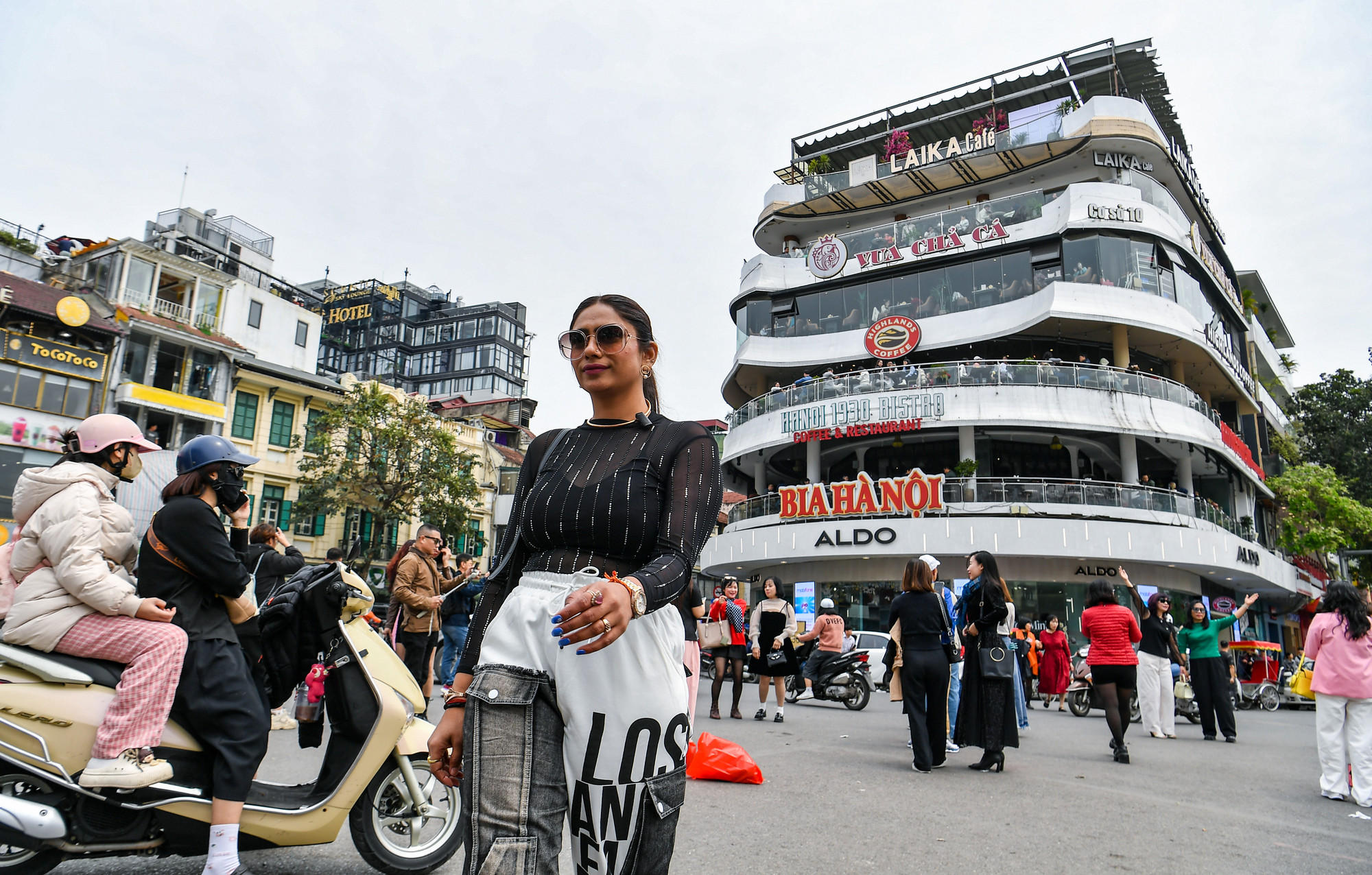 [Ảnh] Hàng nghìn người ghé thăm tòa nhà "Hàm cá mập" chụp ảnh trước khi bị tháo dỡ ảnh 13