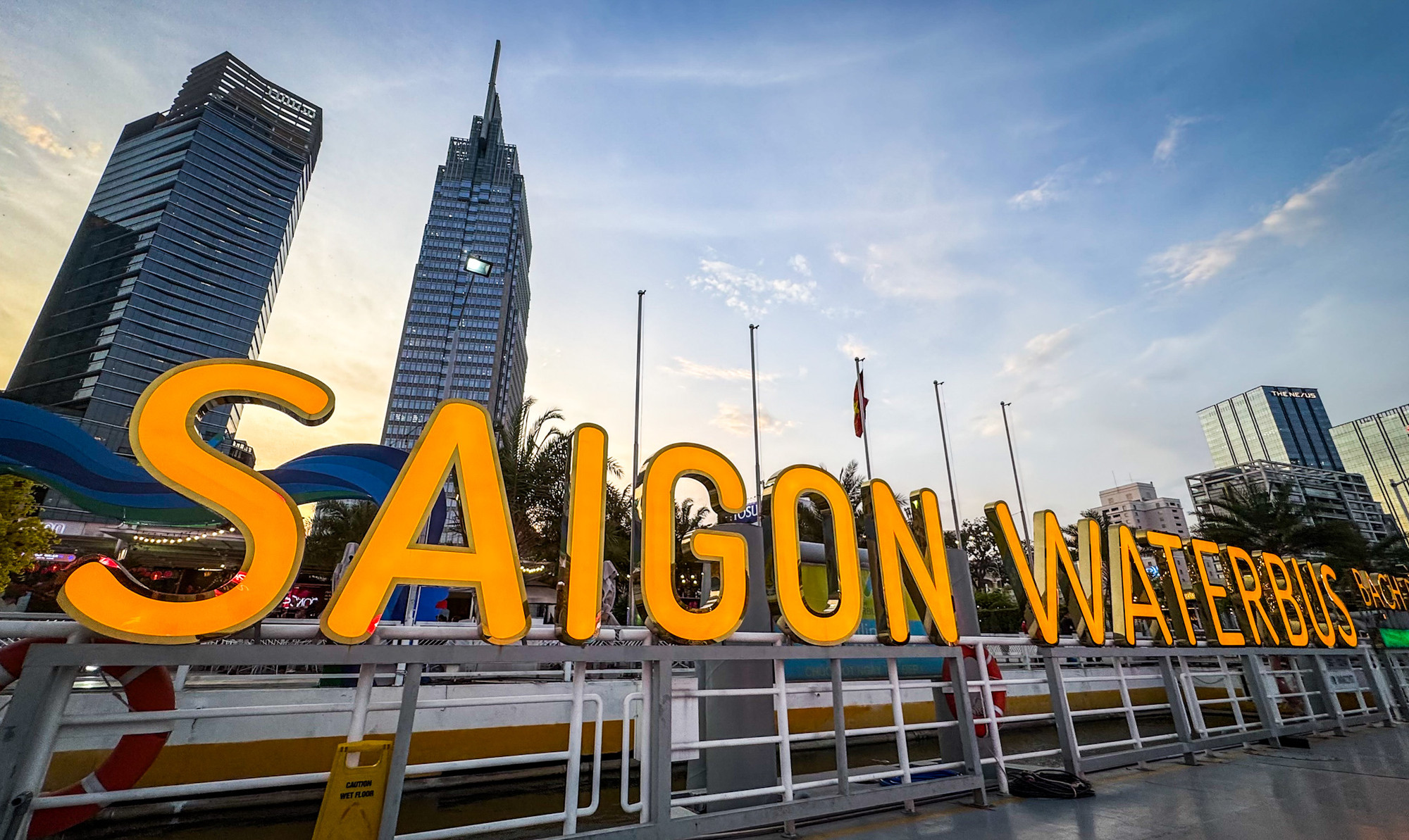 Du lịch sông Sài Gòn là lựa chọn tuyệt vời cho những vị khách đam mê xê dịch, thay vì chỉ lựa chọn các hoạt động giải trí và mua sắm tấp nập ở trung tâm. Du khách có thể tận hưởng những giây phút yên bình khi ngắm nhìn thành phố từ trên sông.