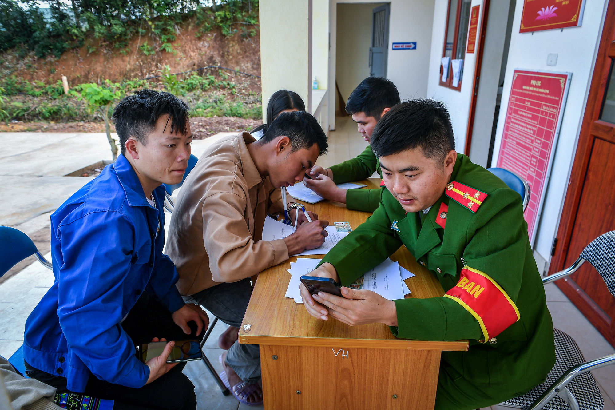 Hướng dẫn người dân cài đặt VNeID trên thiết bị điện tử