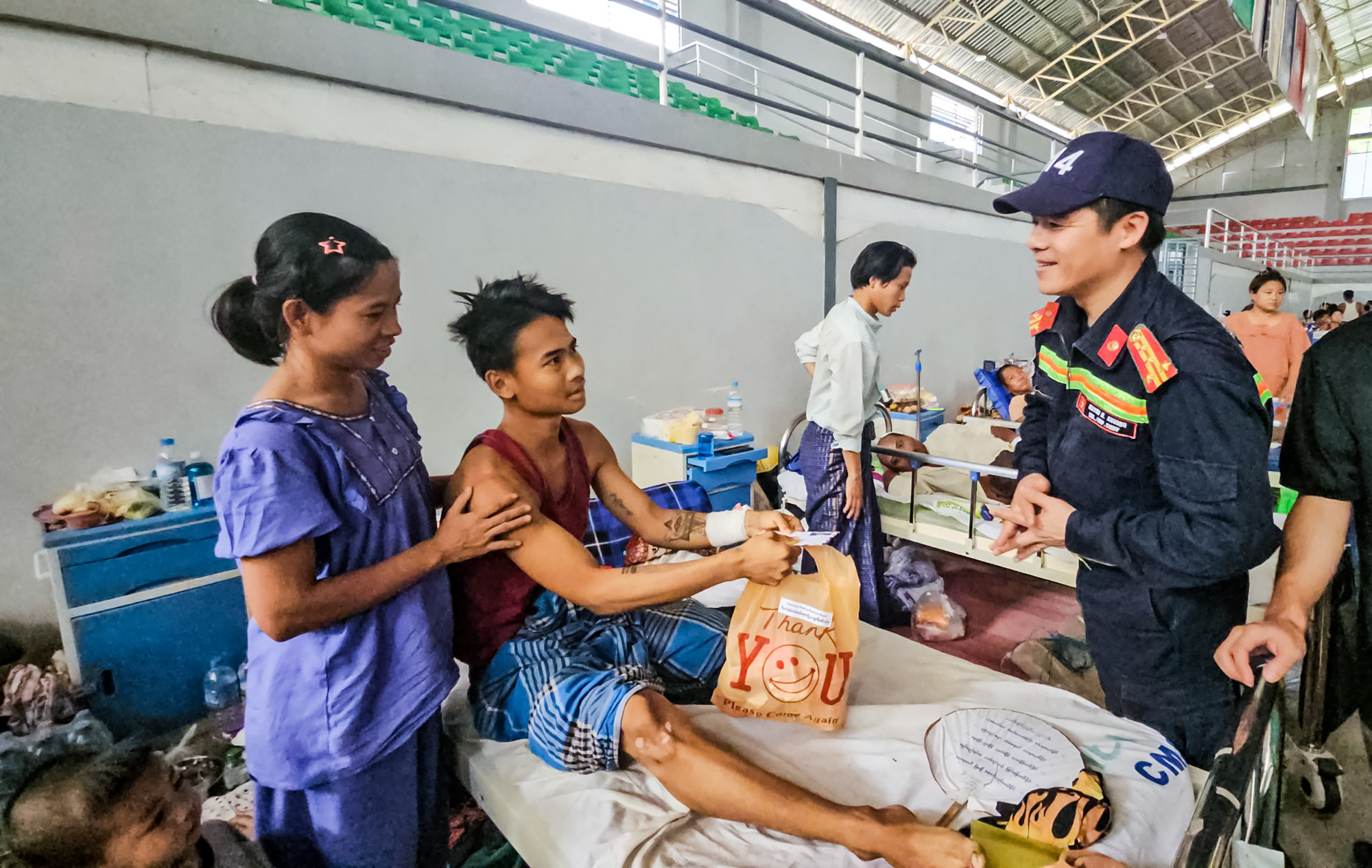 [Ảnh] Đoàn cứu nạn, cứu hộ Việt Nam chia sẻ nỗi mất mát với người dân vùng động đất Myanmar ảnh 12