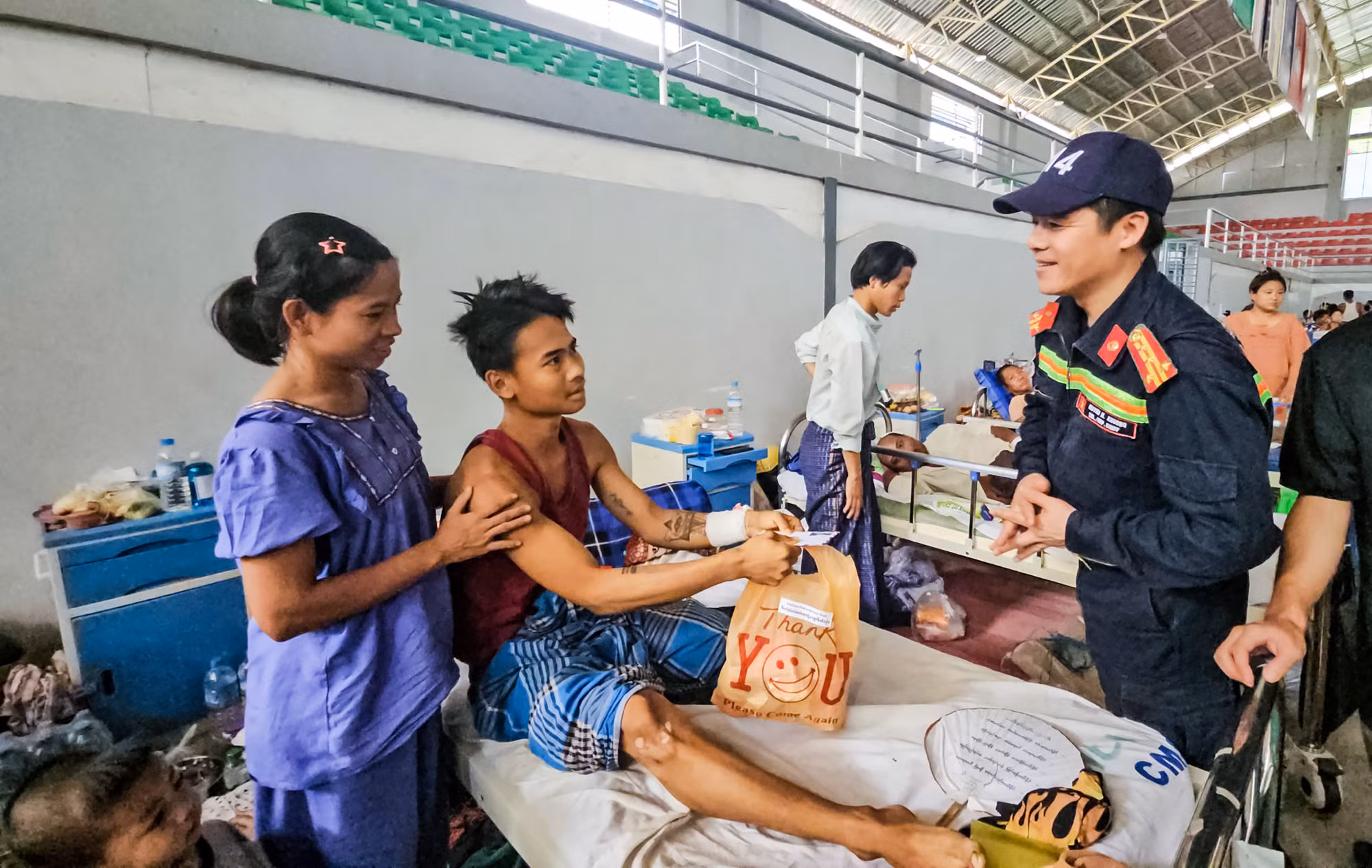 [Ảnh] Đoàn cứu nạn, cứu hộ Việt Nam chia sẻ nỗi mất mát với người dân vùng động đất Myanmar ảnh 12