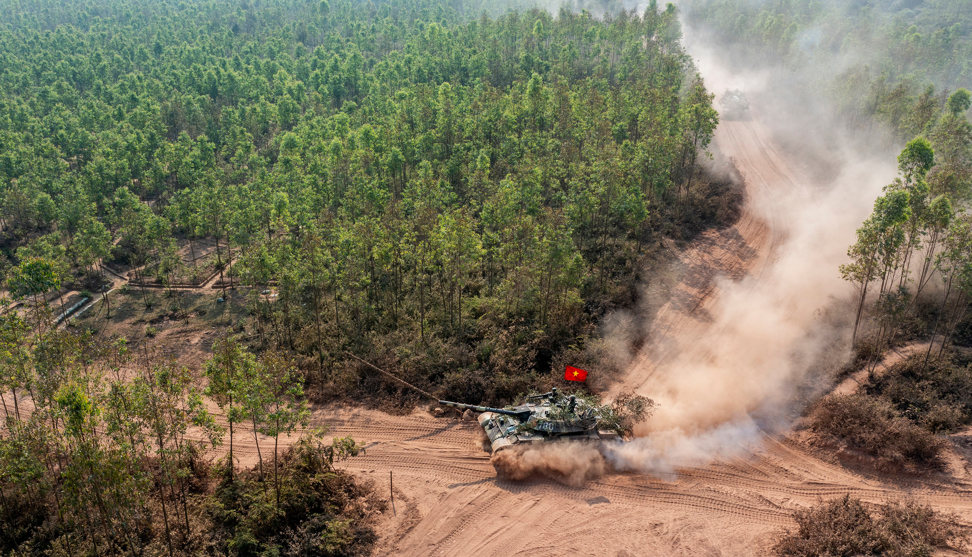 [Ảnh] Một ngày trên thao trường của lữ đoàn xe tăng ảnh 7