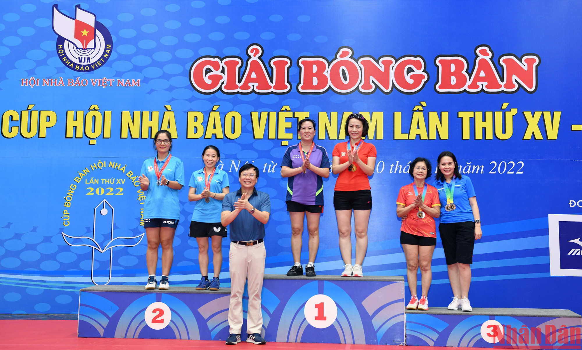 Trao giải Đôi nữ có lãnh đạo cho các vận động viên.