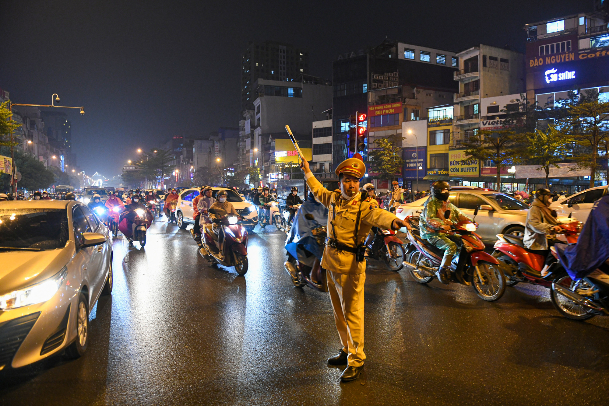 Tối 10/1, cảnh sát giao thông vẫn căng mình điều tiết giao thông phía dưới đường Vành đai 2 trên cao. Tối 10/1, cảnh sát giao thông vẫn căng mình điều tiết giao thông phía dưới đường Vành đai 2 trên cao.