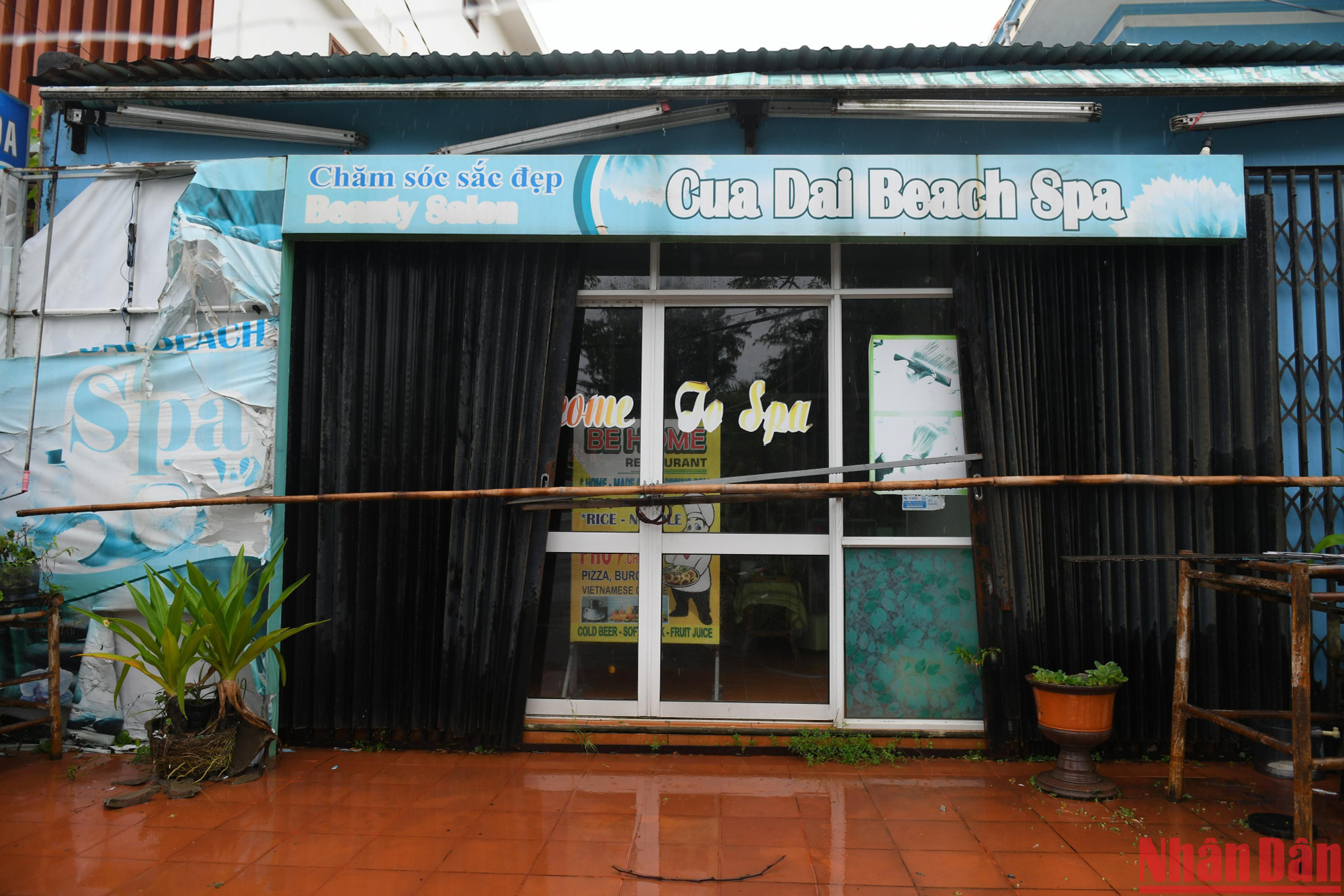 Các cửa hàng đã đóng chặt cửa gia cố bằng nẹp tre, nẹp sắt...