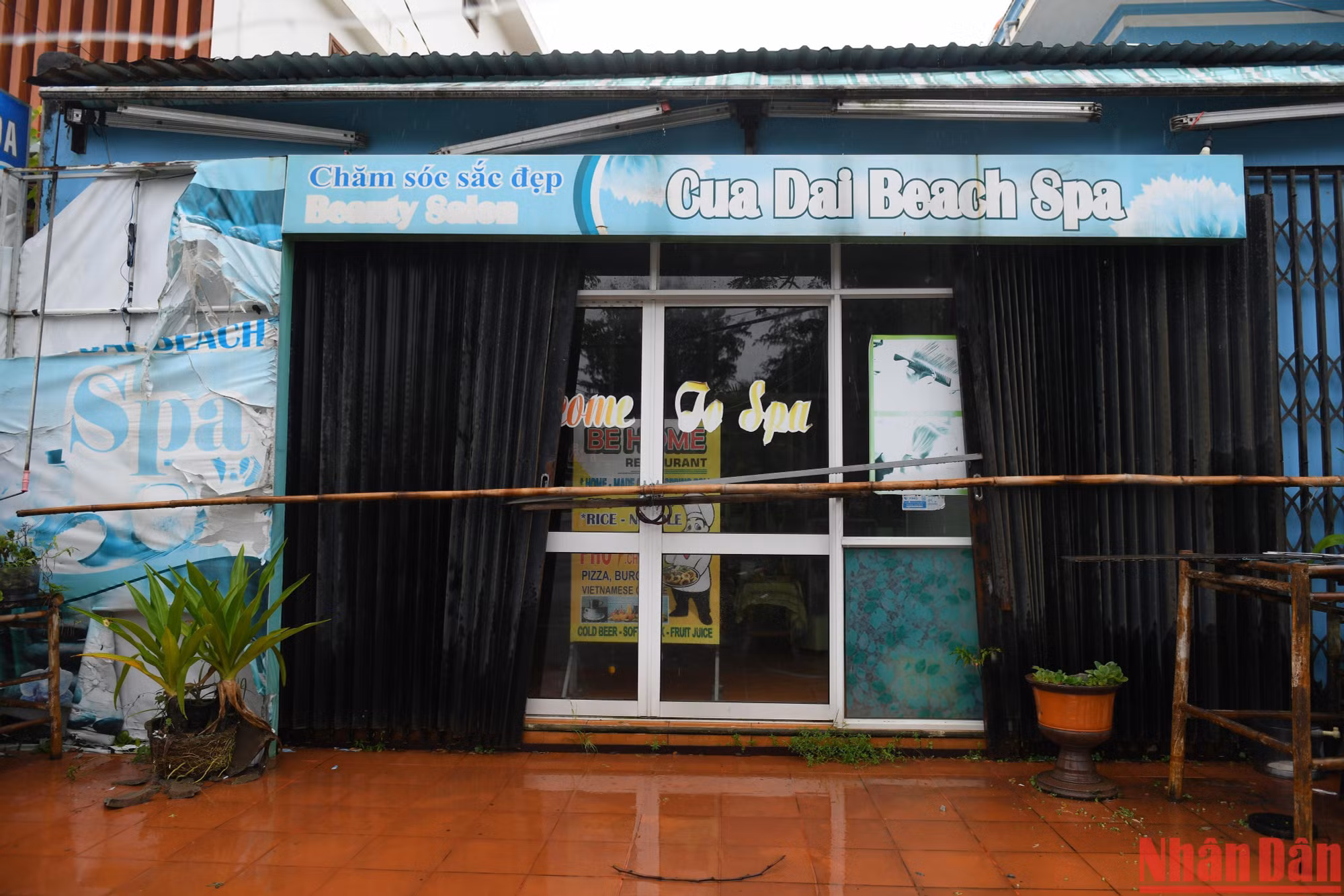 Các cửa hàng đã đóng chặt cửa gia cố bằng nẹp tre, nẹp sắt...