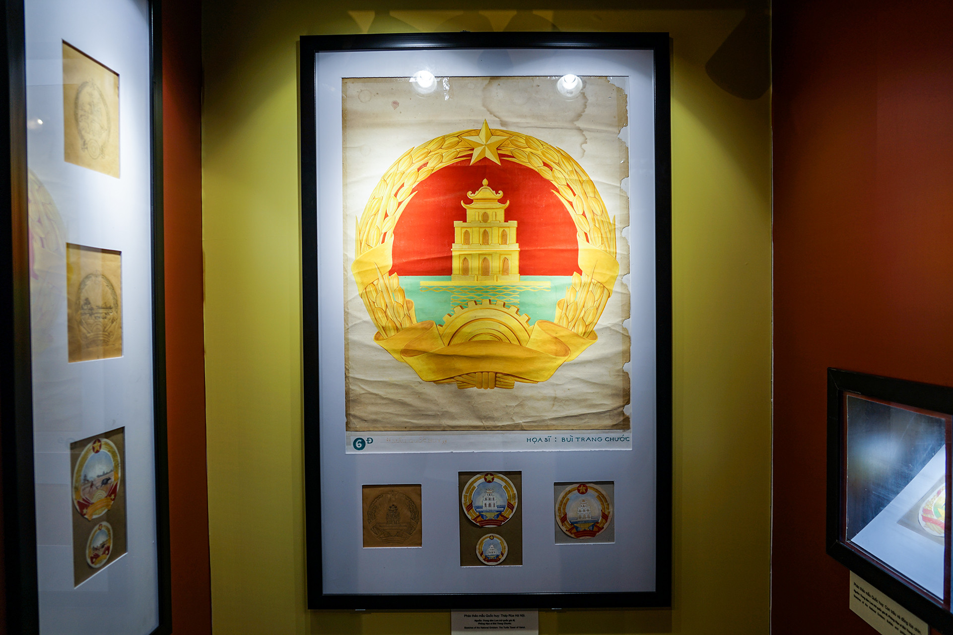 Trưng bày gồm 3 phần. Phần 1 chủ đề “Quốc huy Việt Nam - biểu tượng tự hào dân tộc”, giới thiệu một số tài liệu, hình ảnh Quốc huy Việt Nam được thể hiện trên các sự kiện, địa điểm trên đất liền cũng như biên giới, hải đảo, trong các giấy tờ quan trọng… qua đó thấy được tầm quan trọng, sự thiêng liêng của Quốc huy Việt Nam.