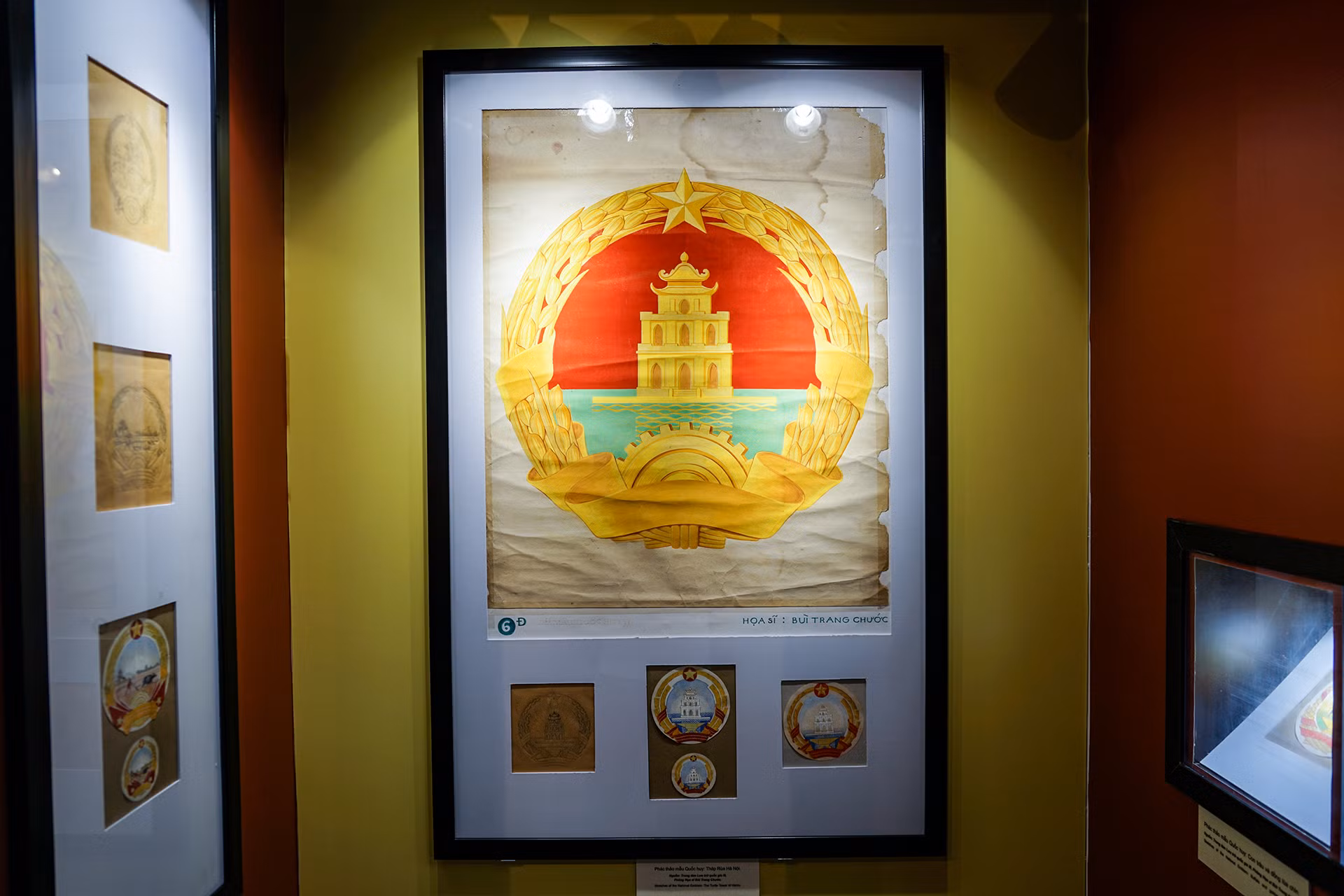 Trưng bày gồm 3 phần. Phần 1 chủ đề “Quốc huy Việt Nam - biểu tượng tự hào dân tộc”, giới thiệu một số tài liệu, hình ảnh Quốc huy Việt Nam được thể hiện trên các sự kiện, địa điểm trên đất liền cũng như biên giới, hải đảo, trong các giấy tờ quan trọng… qua đó thấy được tầm quan trọng, sự thiêng liêng của Quốc huy Việt Nam.